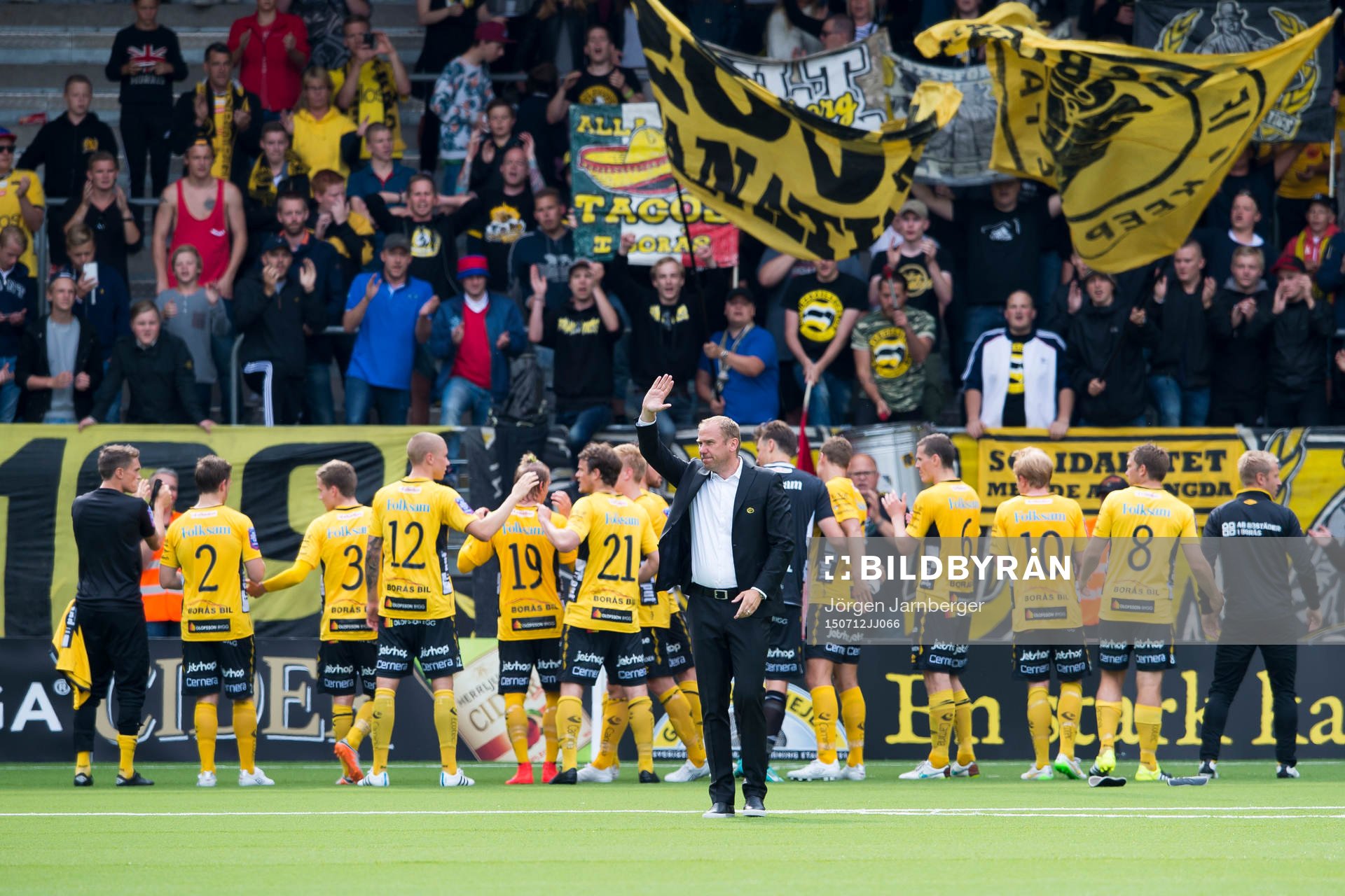 Elfsborgs manager Magnus Haglund och spelarna tackar