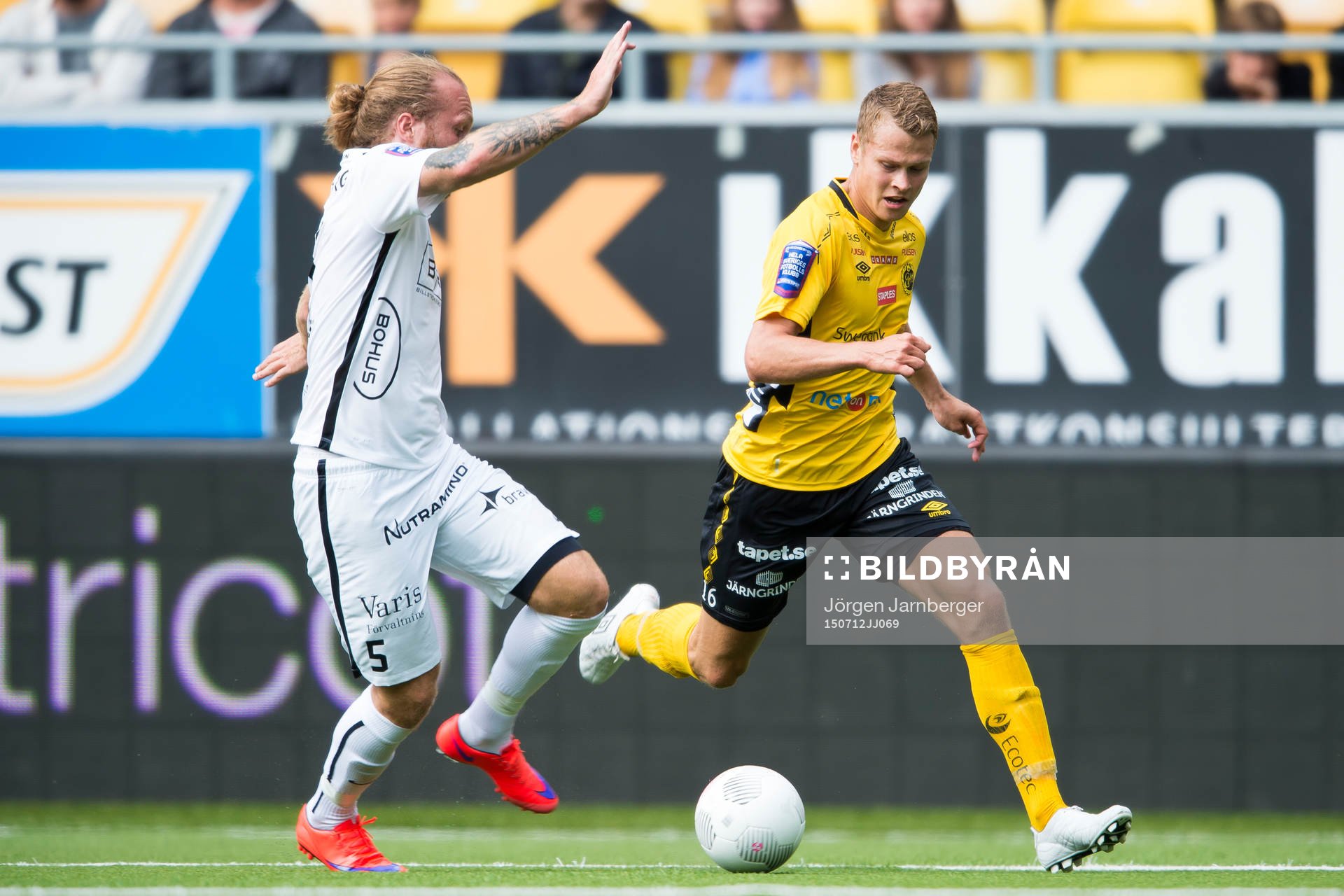 Elfsborgs Viktor Claesson tar sig förbi Häckens Emil