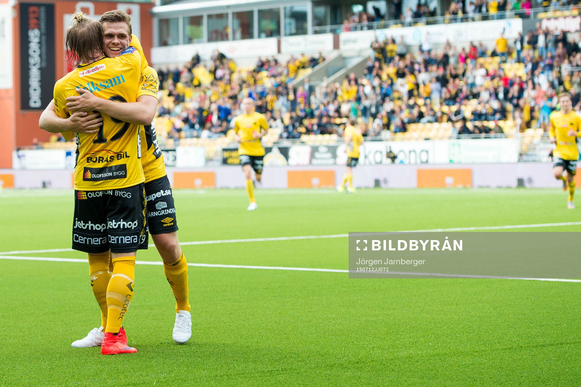 Elfsborgs Jesper Manns och Simon Hedlund (rygg mot kameran) kramar om varandra efter att Simon Hedlund gjort 1-0 under en fotbollsmatch i Allsvenskan mellan Elfsborg och Häcken den 12 juli 2015 i Borås.