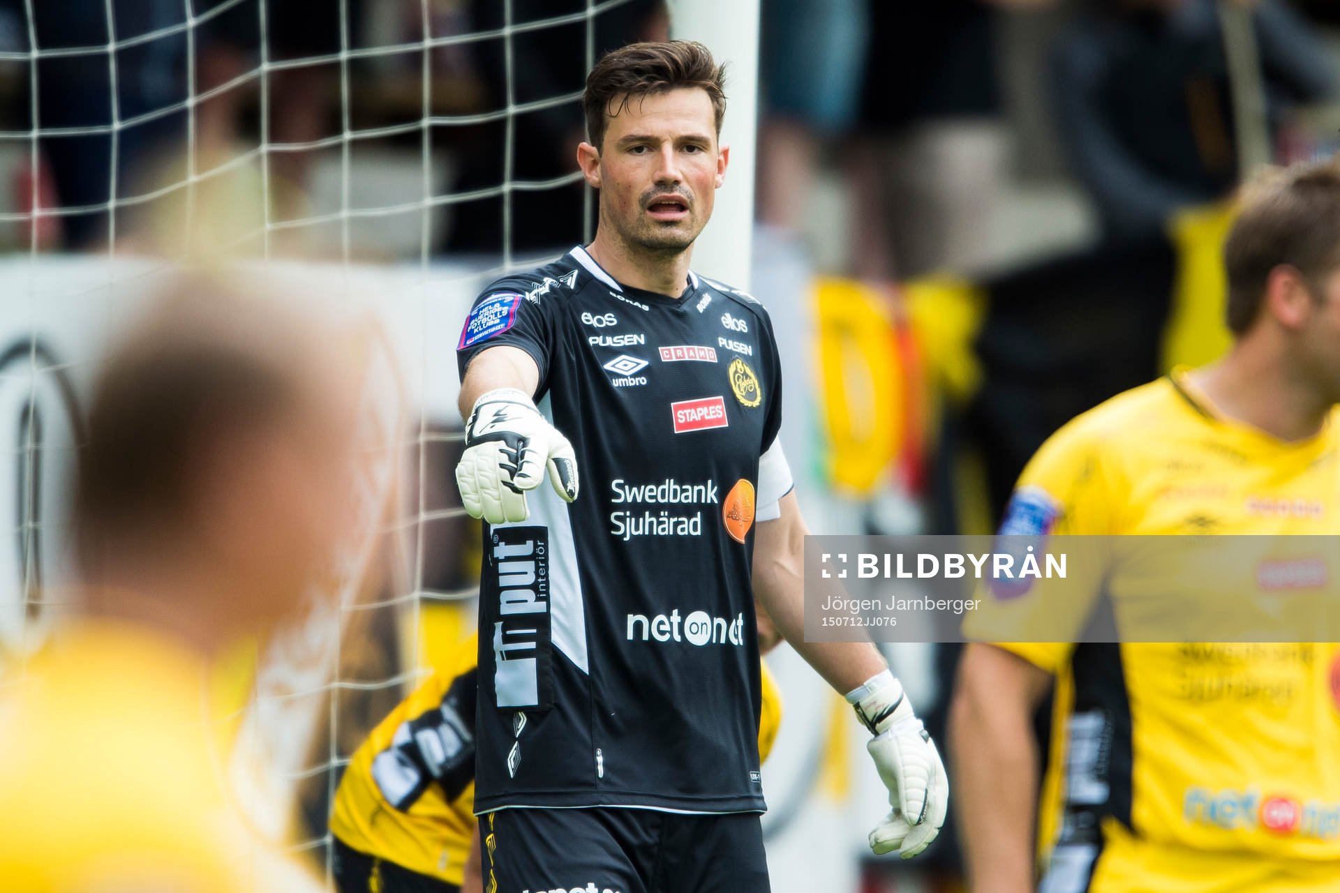 Elfsborgs målvakt Kevin Stuhr Ellegaard dirigerar spelarna