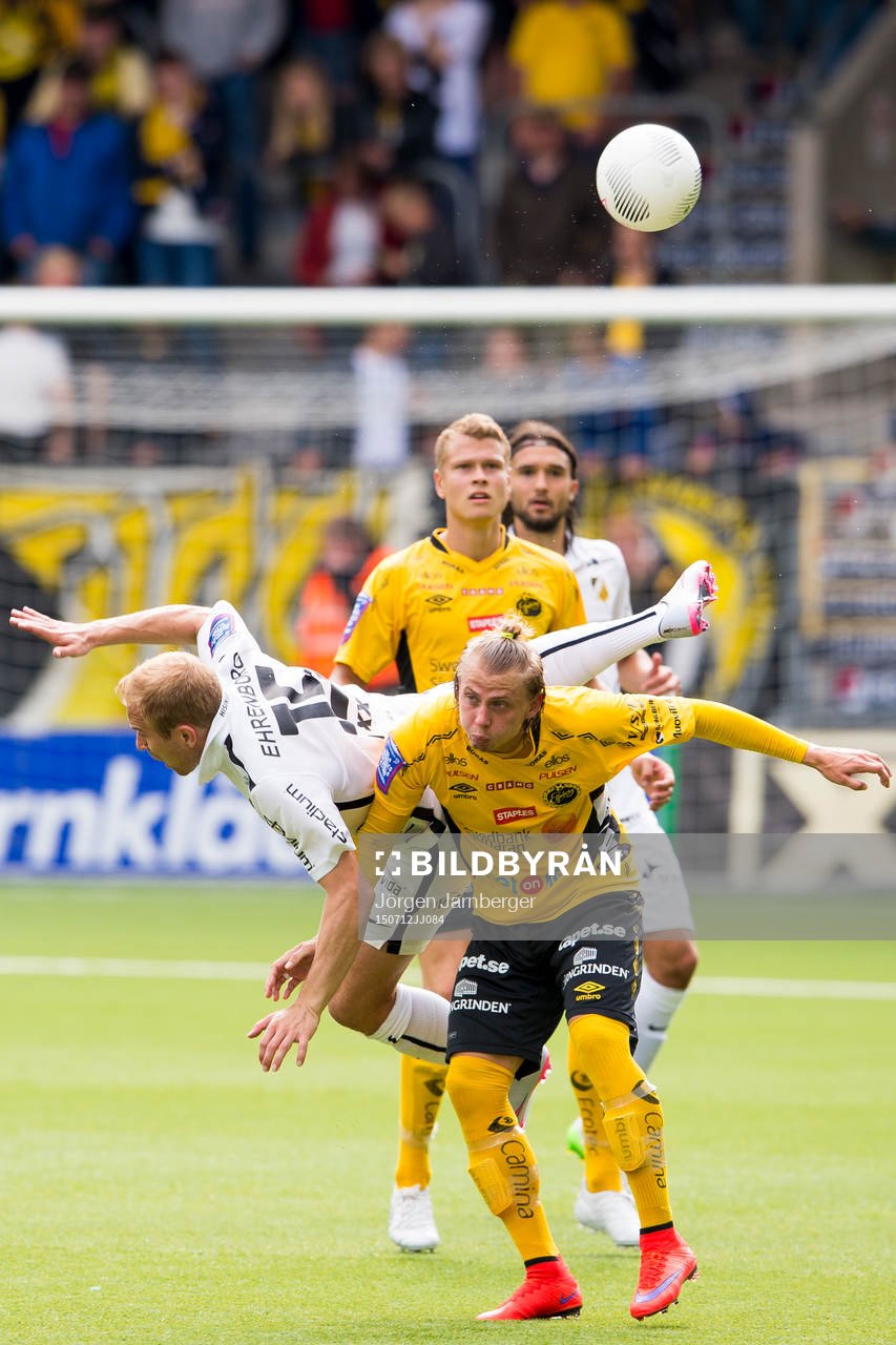 Kamp mellan Elfsborgs Simon Hedlund och Häckens Kari