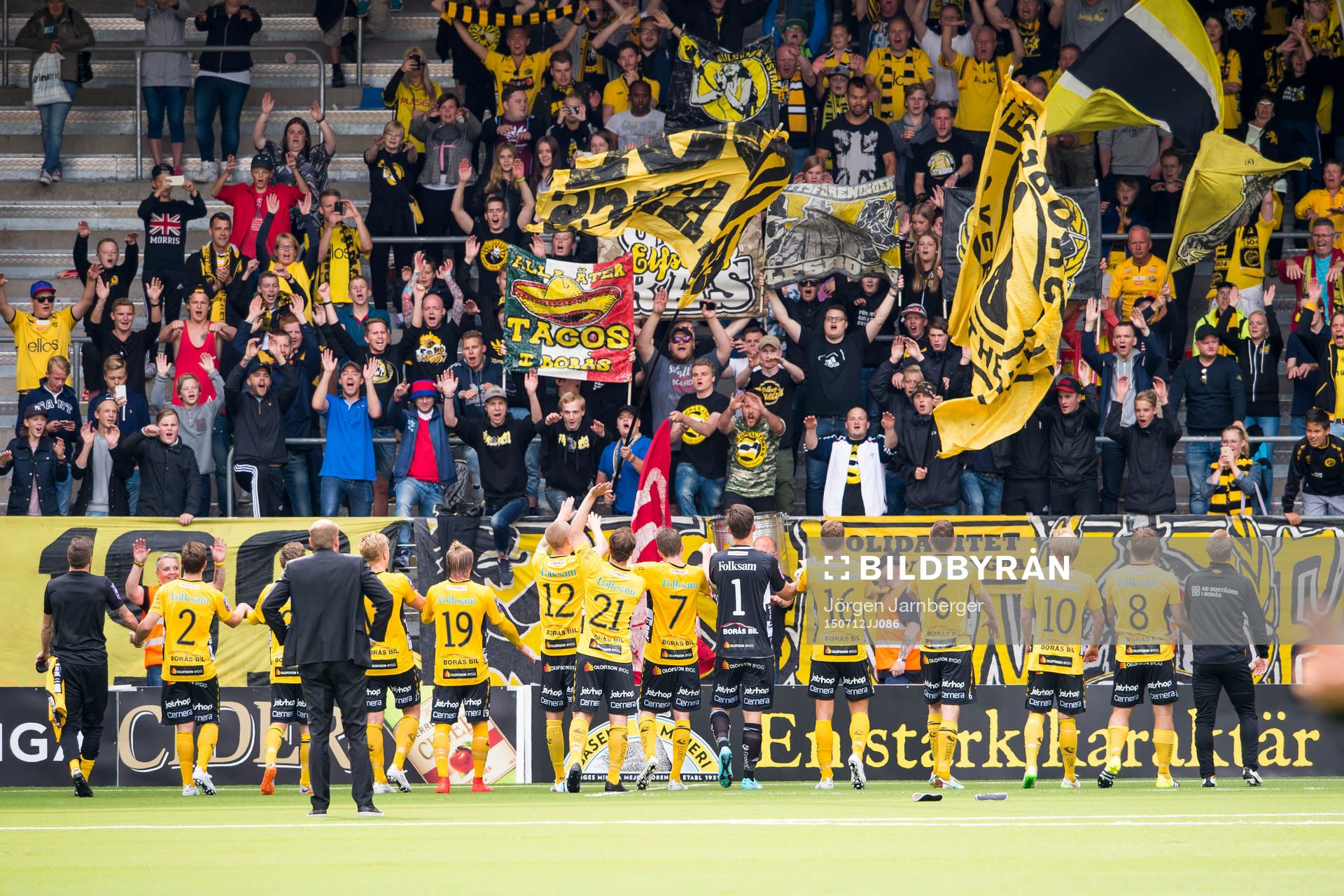 Elfsborgs spelarna tackar supportrarna
