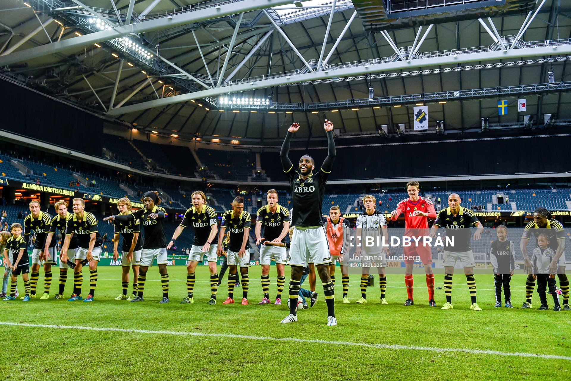 AIK:s Henok Goitom firar med lagkamraterna och publiken efter fotbollsmatchen i Allsvenskan mellan AIK och Sundsvall den 12 juli 2015 i Stockholm.