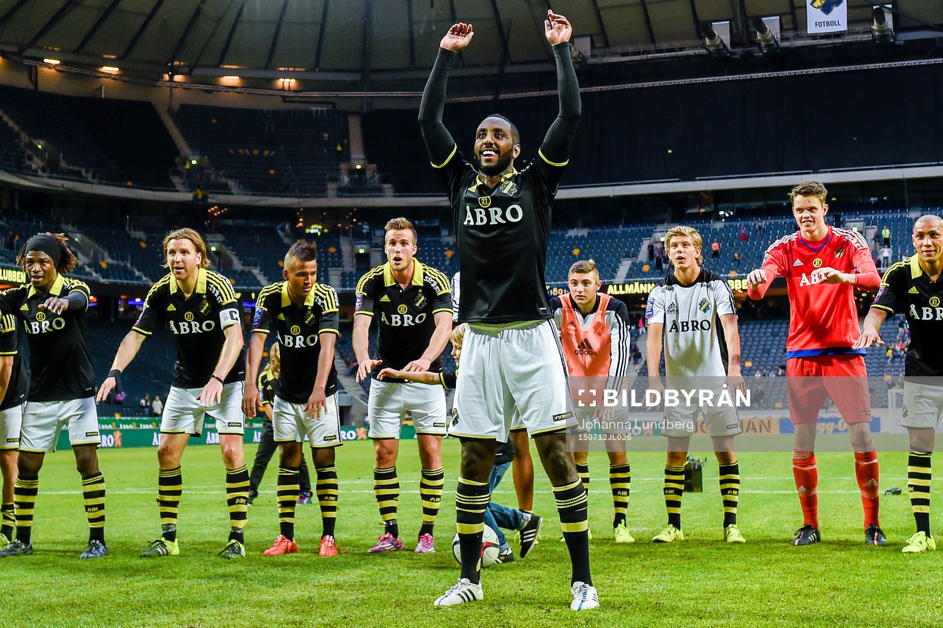 AIK:s Henok Goitom firar med lagkamraterna och publiken efter fotbollsmatchen i Allsvenskan mellan AIK och Sundsvall den 12 juli 2015 i Stockholm.