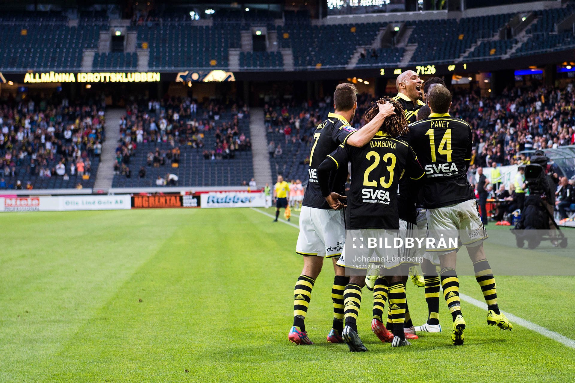 AIK:s spelare med Alessandro Silva Pereira högst upp jublar efter att Henok Goitom gjort 3-1 under fotbollsmatchen i Allsvenskan mellan AIK och Sundsvall den 12 juli 2015 i Stockholm. 