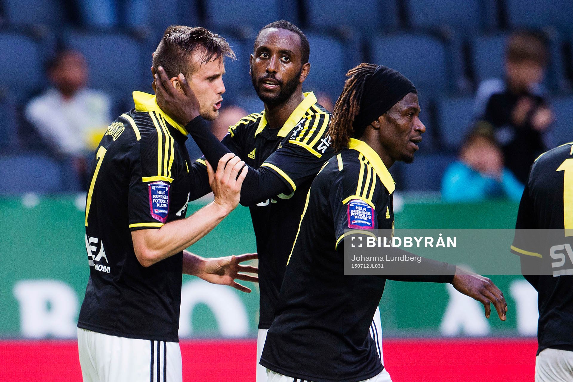 AIK:s Henok Goitom (th) kramar om Fredrik Brustad efter att han har gjort 4-1 under fotbollsmatchen i Allsvenskan mellan AIK och Sundsvall den 12 juli 2015 i Stockholm.