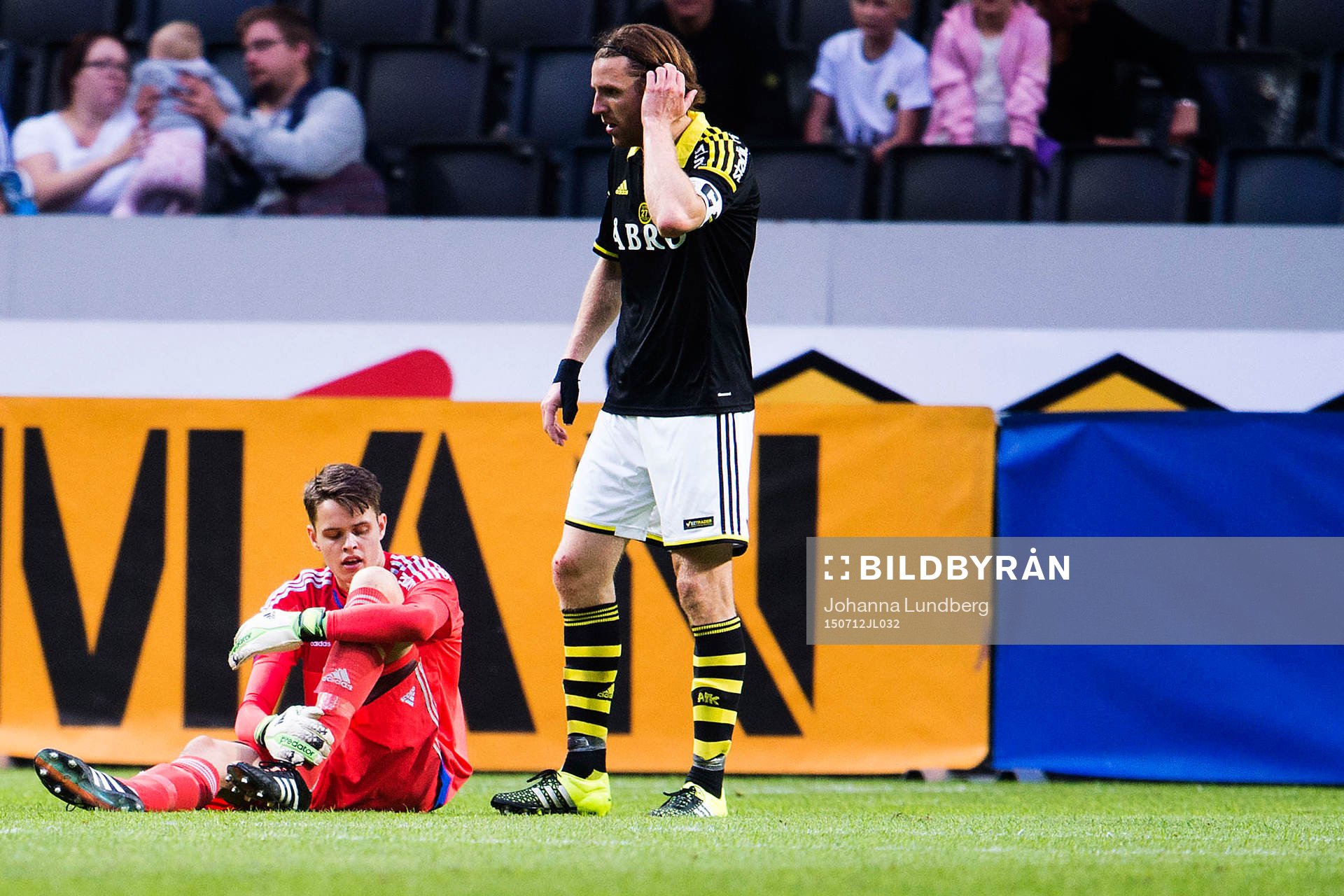 AIK:s målvakt Oscar Linnér får kramp och stretchar under fotbollsmatchen i Allsvenskan mellan AIK och Sundsvall den 12 juli 2015 i Stockholm.