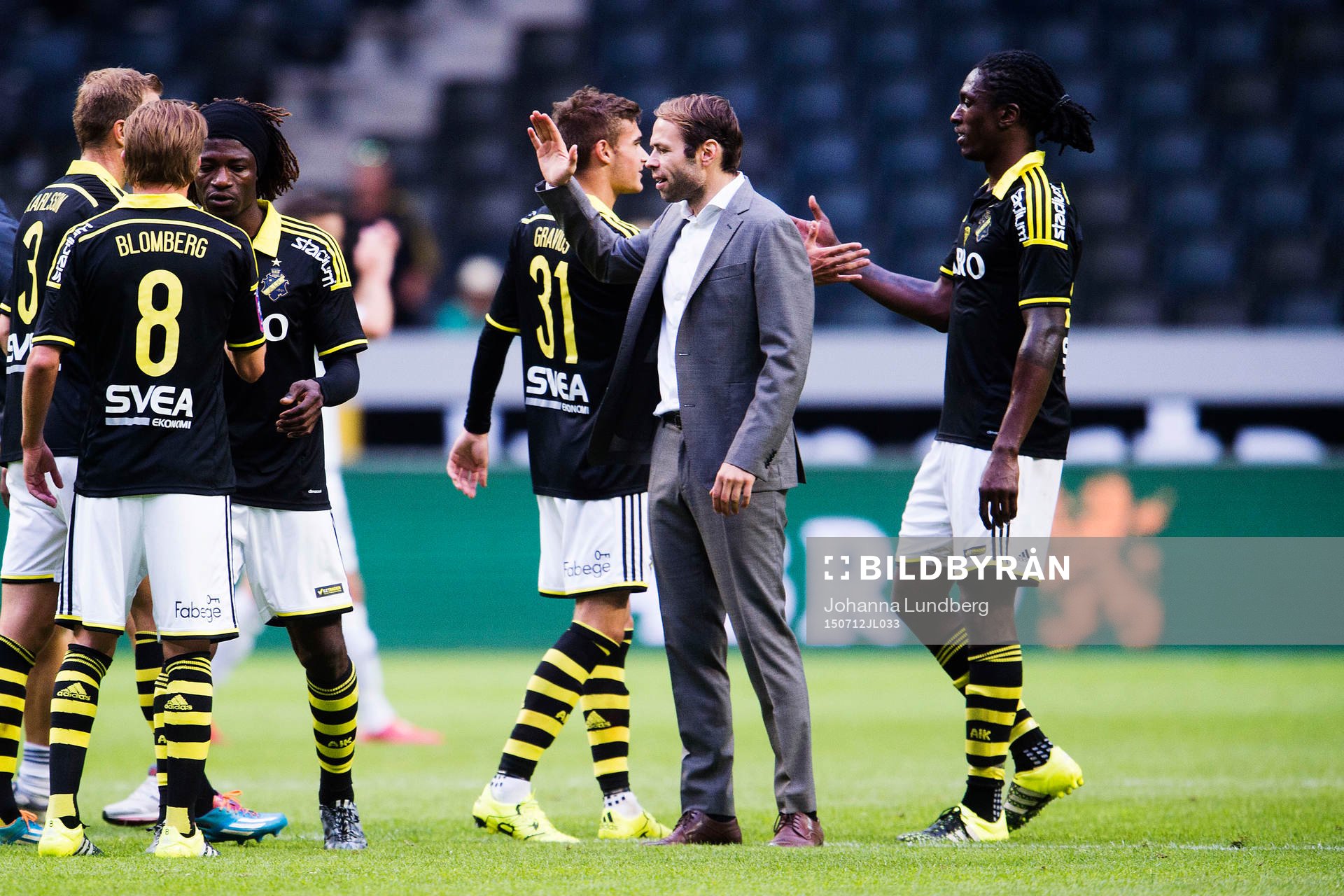 AIK:s tränare Andreas Alm high fivear med sina spelare efter under fotbollsmatchen i Allsvenskan mellan AIK och Sundsvall den 12 juli 2015 i Stockholm.