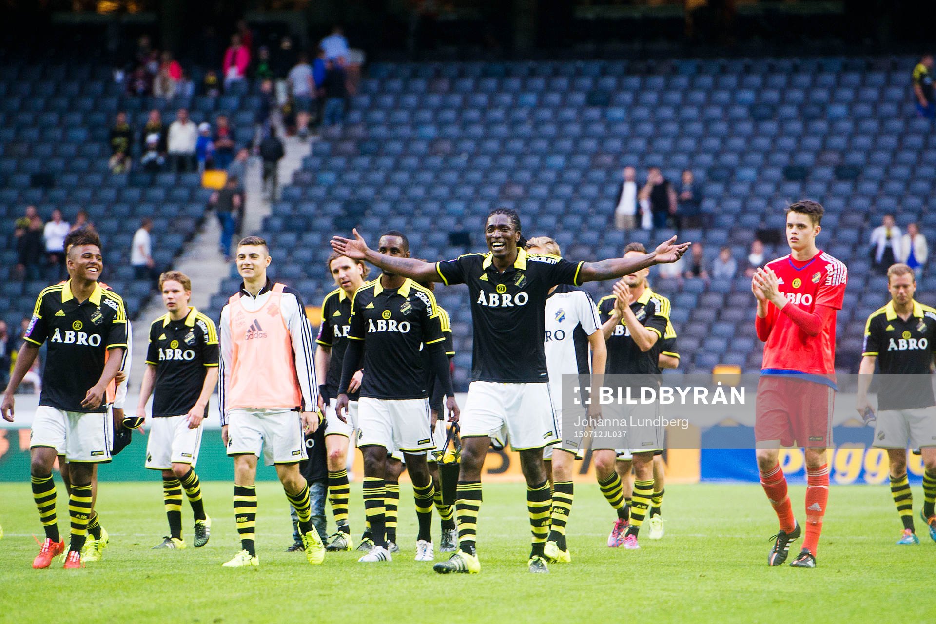 AIK:s Dickson Etuhu (längst fram) jublar med sina lagkamrater efter fotbollsmatchen i Allsvenskan mellan AIK och Sundsvall den 12 juli 2015 i Stockholm.