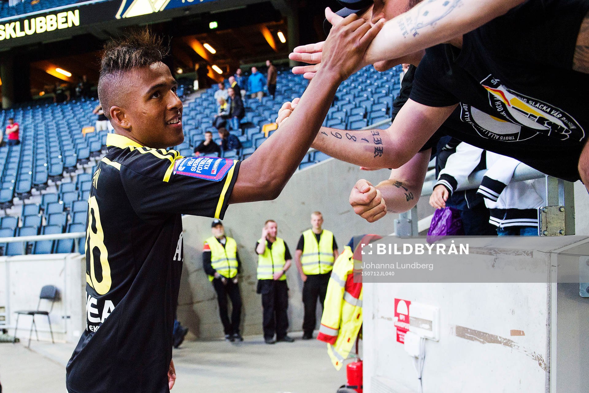 AIK:s Niclas Eliasson tackar publiken efter  fotbollsmatchen i Allsvenskan mellan AIK och Sundsvall den 12 juli 2015 i Stockholm. 