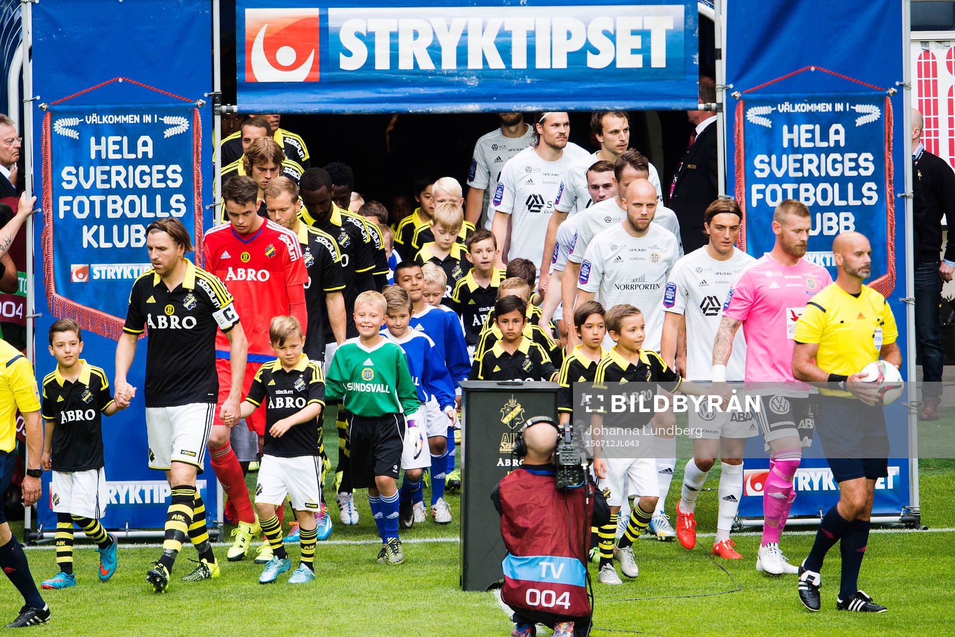 Spelarna går in på planen