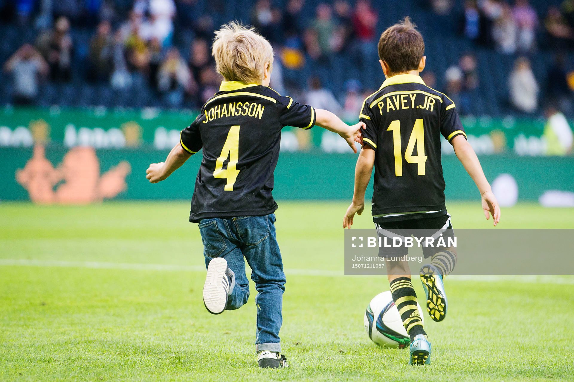 s  Nils-Eric Johansson och Kenny Pavey spelar fotboll