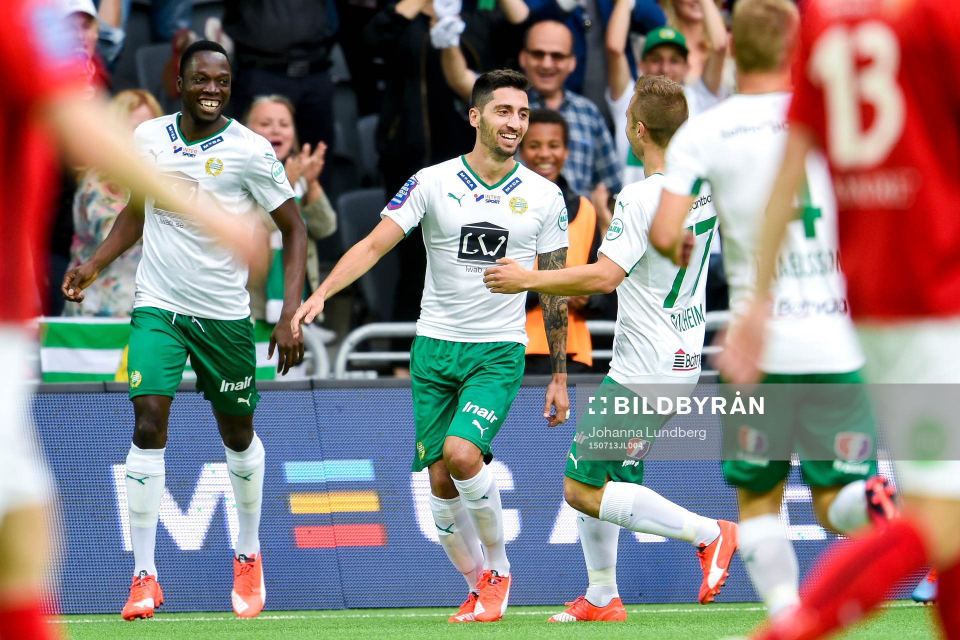 Hammarbys Amadaiya Rennie och Nahir Besara firar 1-0
