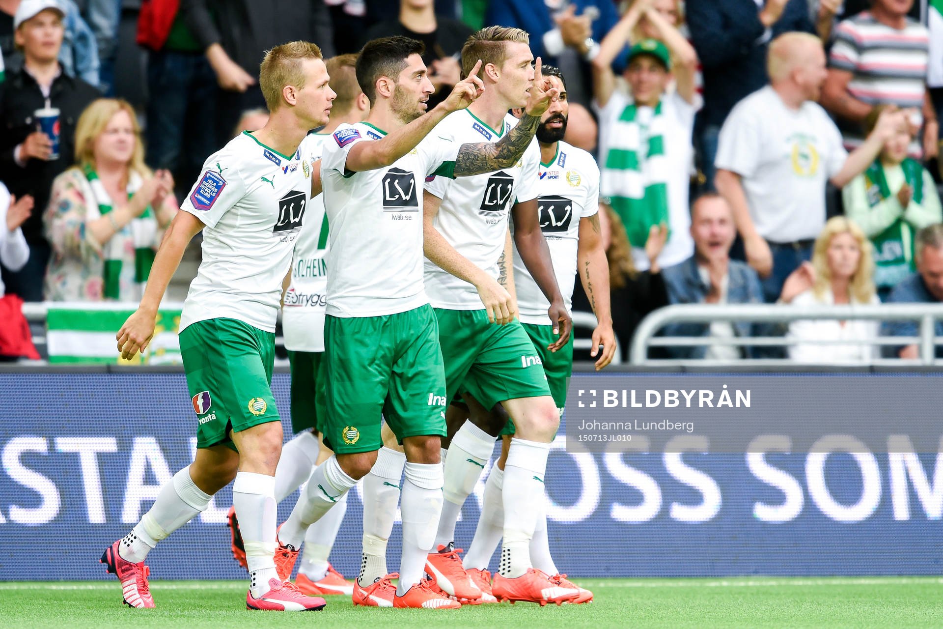 Hammarbys Nahir Besara firar 1-0 med lagkamraterna