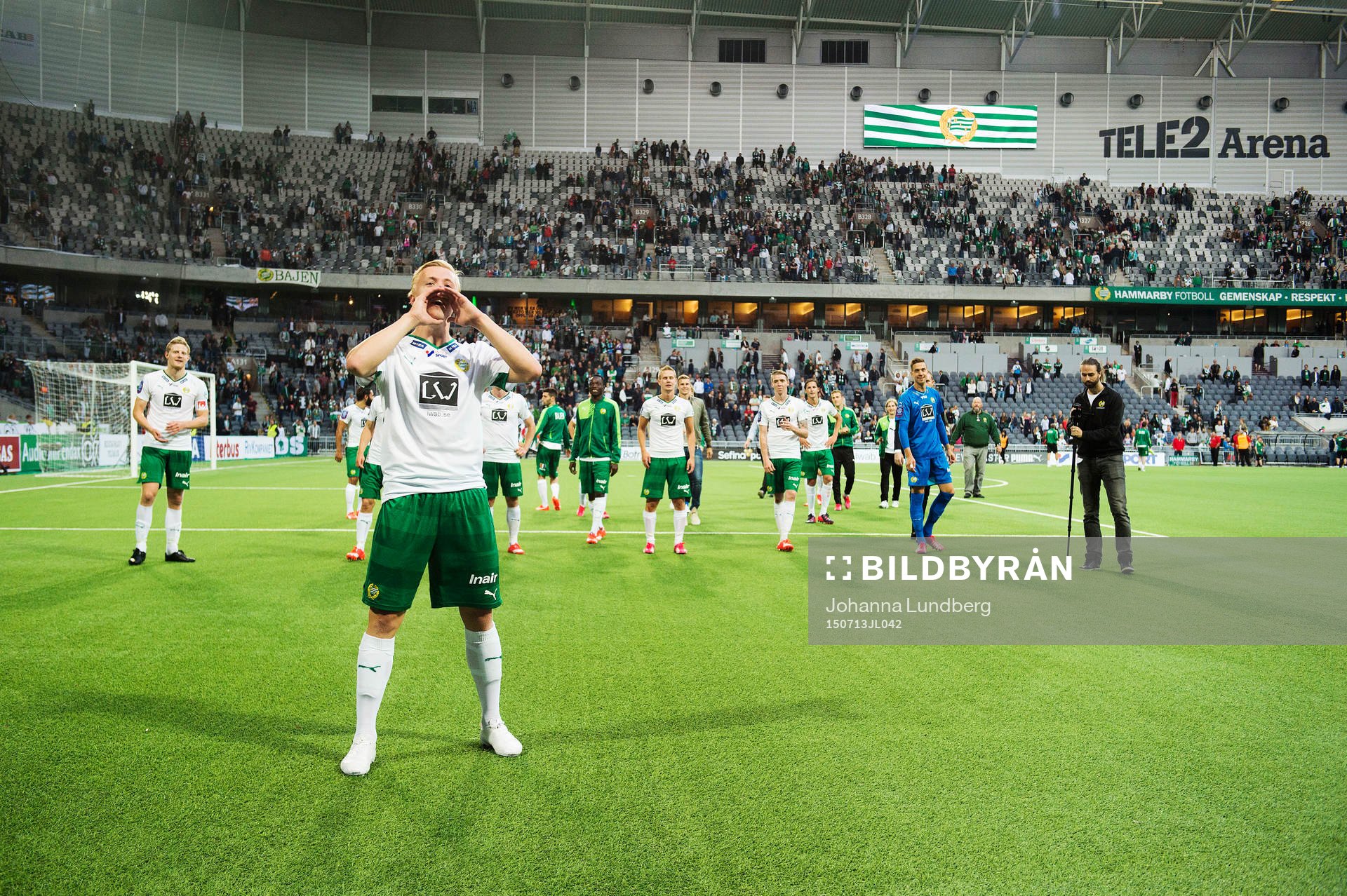 Hammarbys Isac Lidberg jublar med publiken efter fotbollsmatchen i Allsvenskan mellan Hammarby och Falkenberg den 13 juli 2015 i Stockholm.