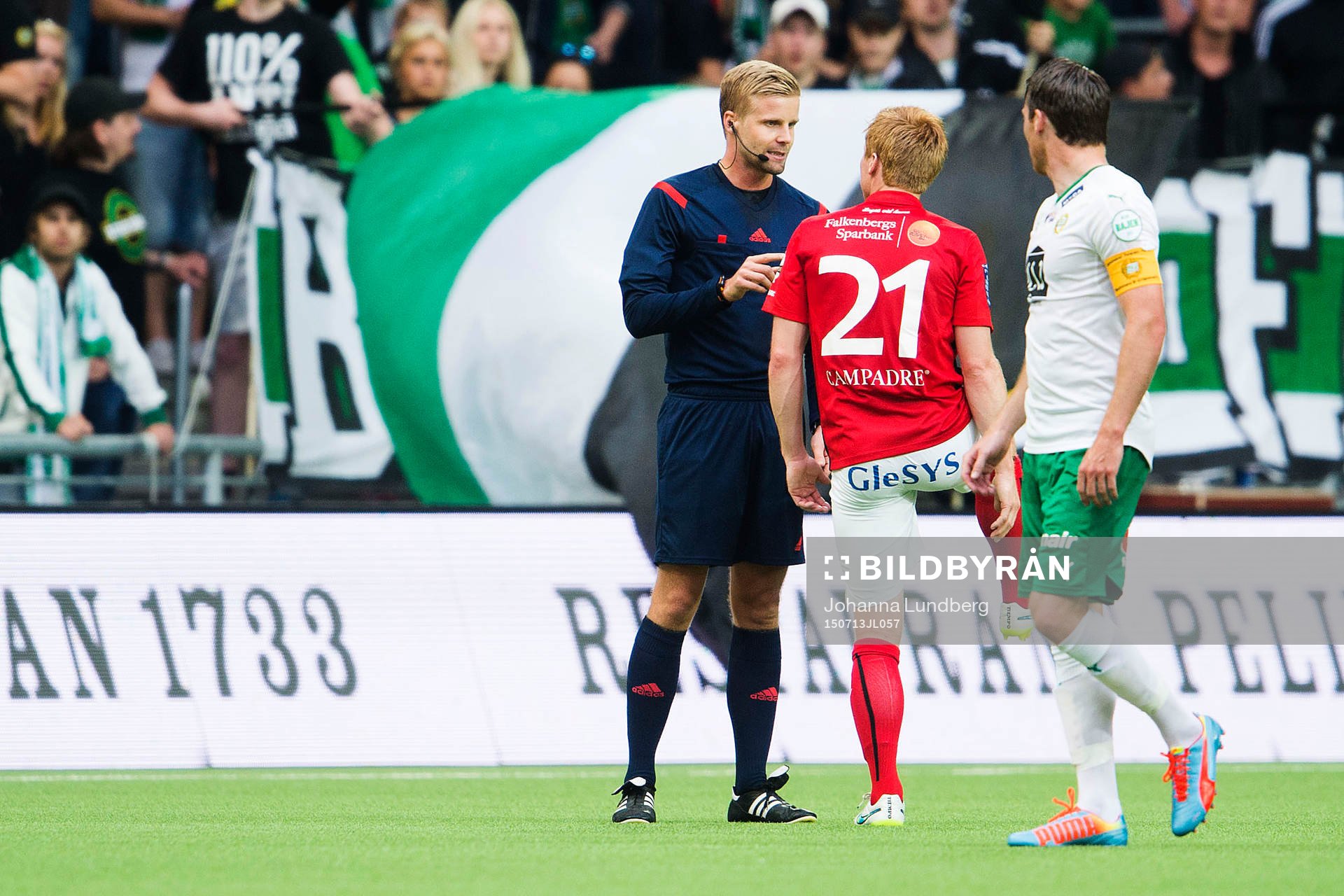 Domare Glenn Nyberg pratar med Falkenbergs Dan Keat