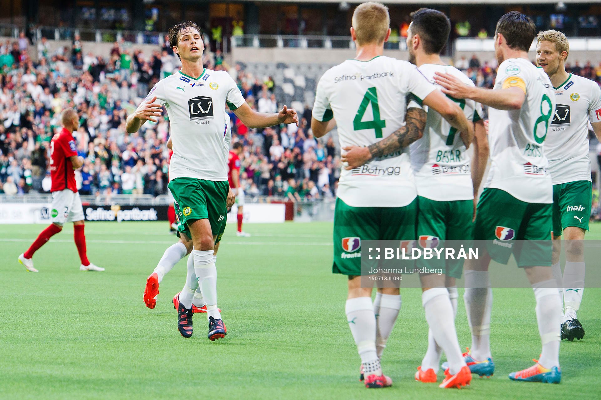 Hammarbys Philip Haglund (tv) jublar med lagkamrater