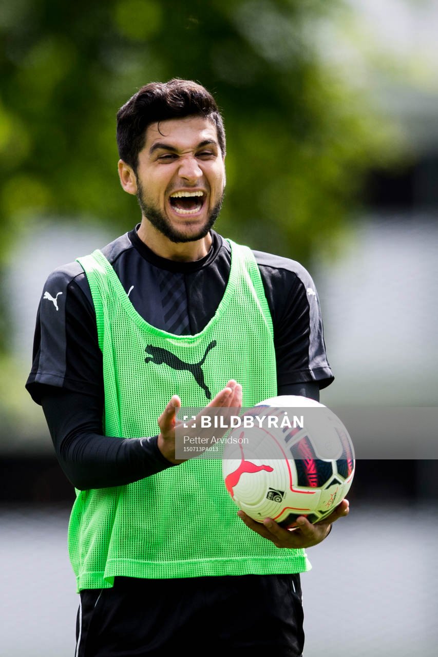 Malmö FFs Mahmut Özen skrattar