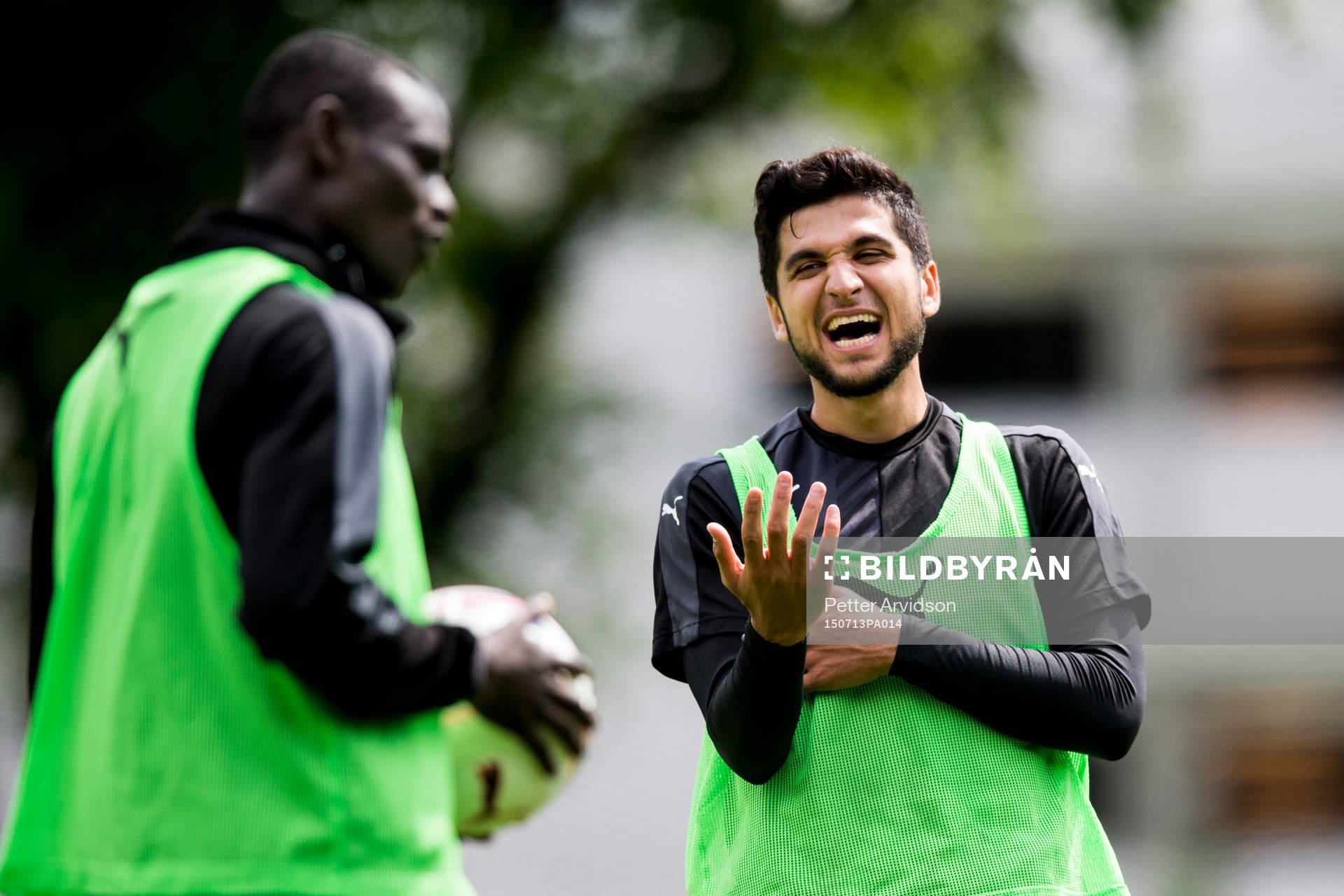 Malmö FFs Mahmut Özen skrattar åt Enock Kofi Adu