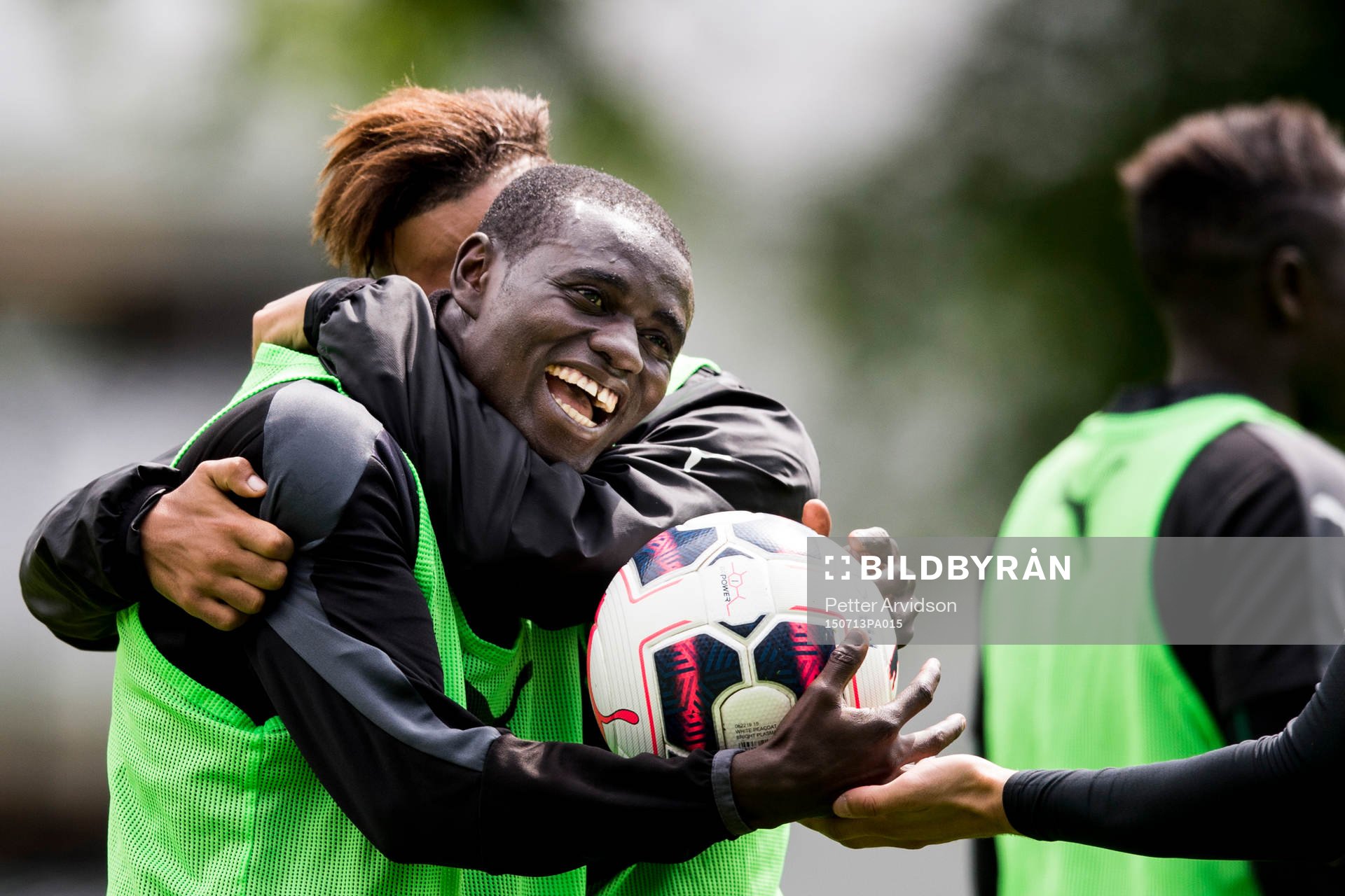 Malmö FFs Enock Kofi Adu skrattar när han kramas om av Tobias Sana under en fotbollsträning med Malmö FF den 13 juli 2015 i Malmö.
