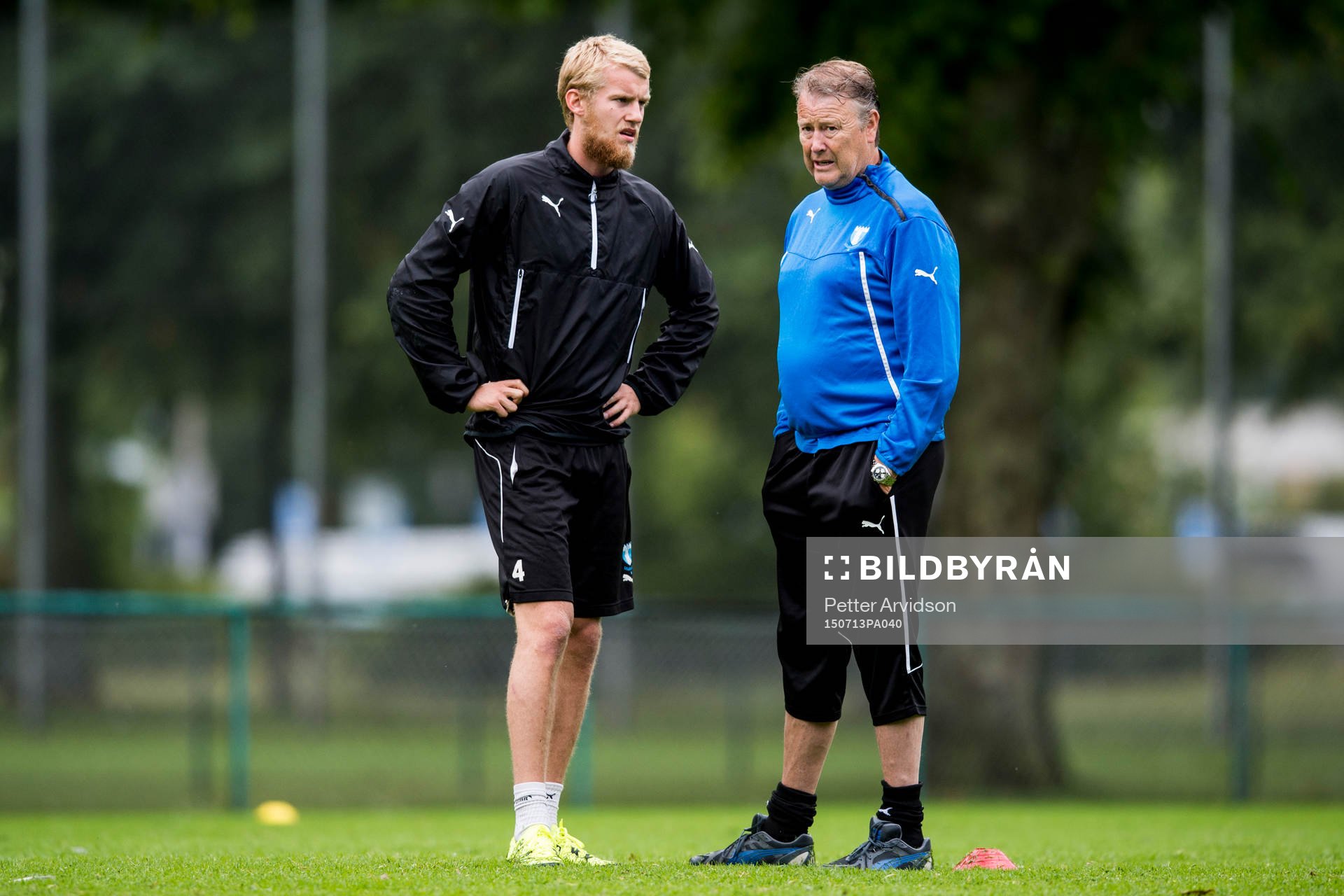 Malmö FFs Filip Helander i samtal med tränare Åge Hareide