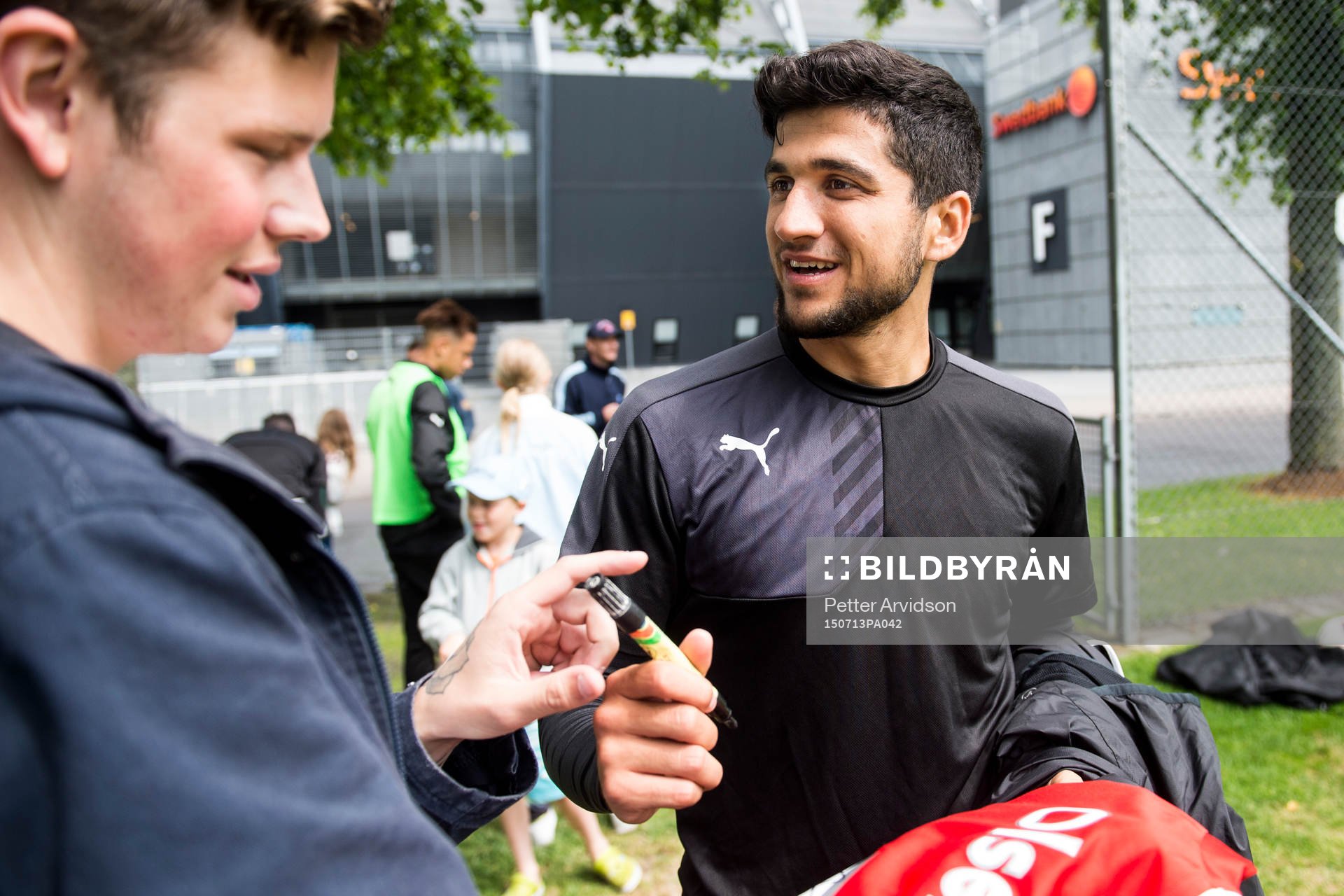 Malmö FFs Mahmut Özen skriver autografer