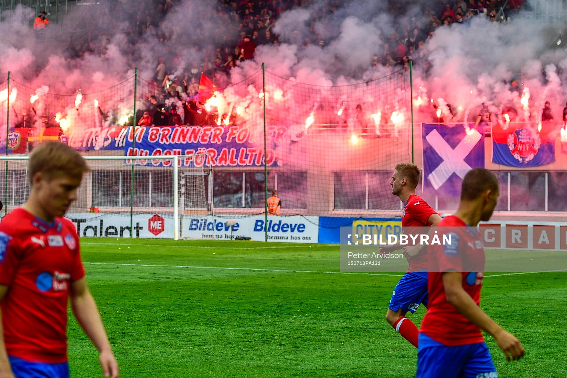 Helsingborgs supportrar tänder bengaler före
