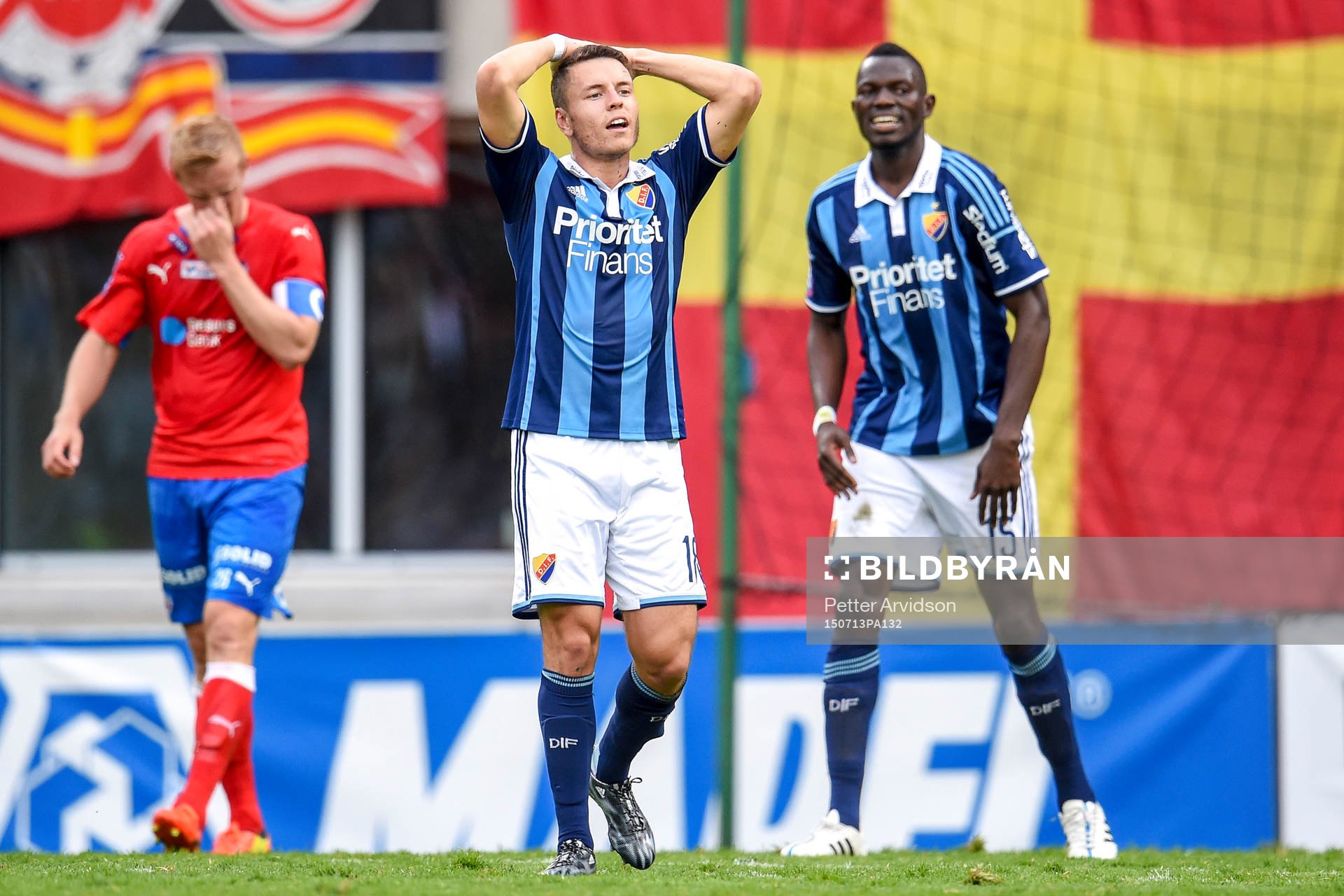 Djurgårdens Kerim Mrabti och Omar Colley deppar
