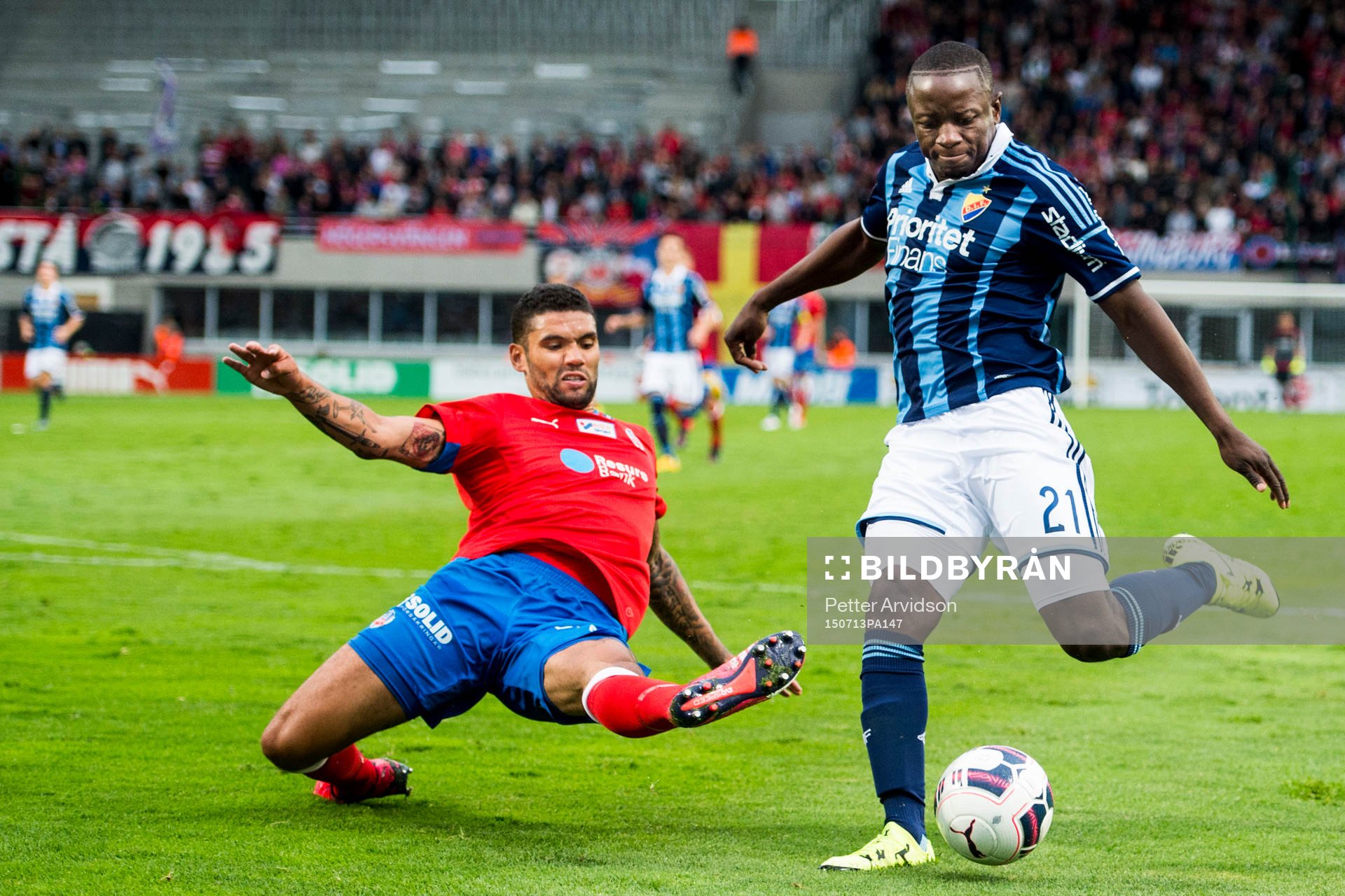 Djurgårdens Nyasha Mushekwi och Helsingborgs Victor Palsson