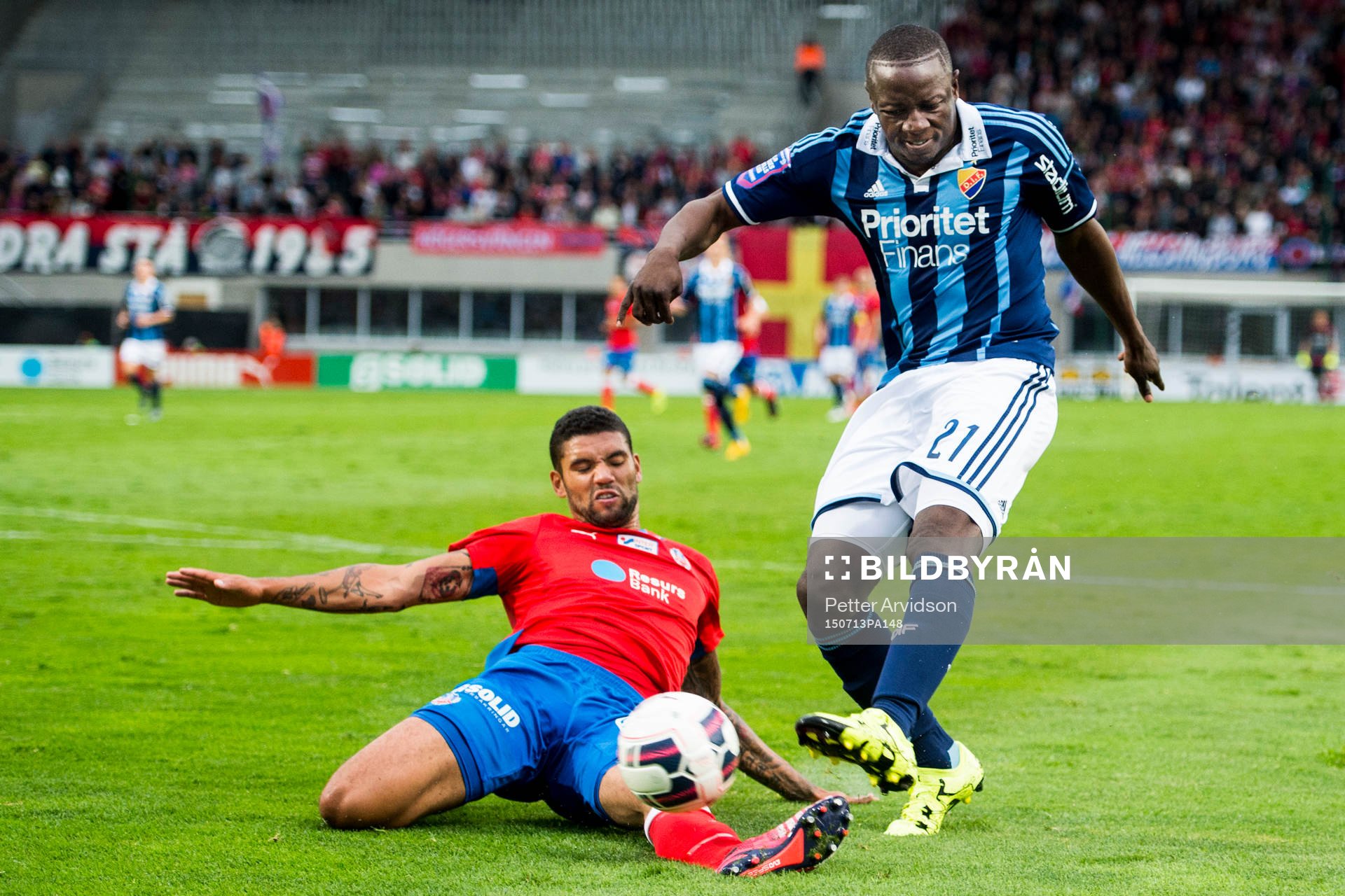 Djurgårdens Nyasha Mushekwi och Helsingborgs Victor Palsson