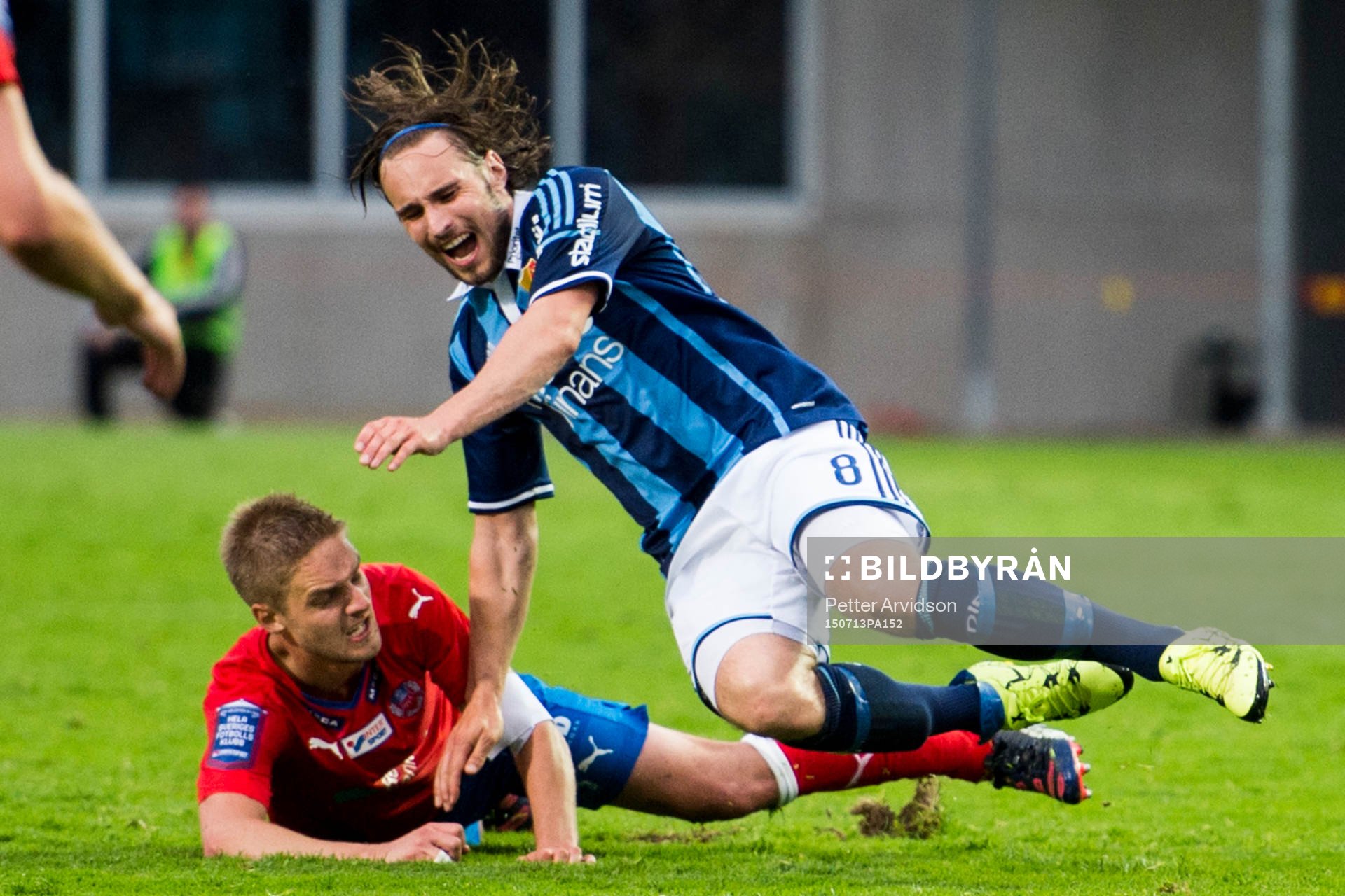 Helsingborgs Johan Mårtensson tacklar omkull Djurgårdens