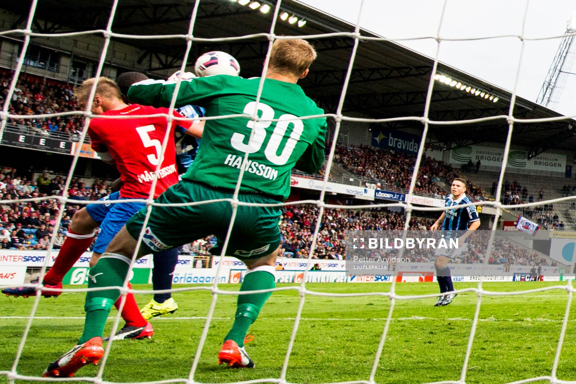 Djurgårdens Nyasha Mushekwi gör 0-1 bakom Helsingborgs