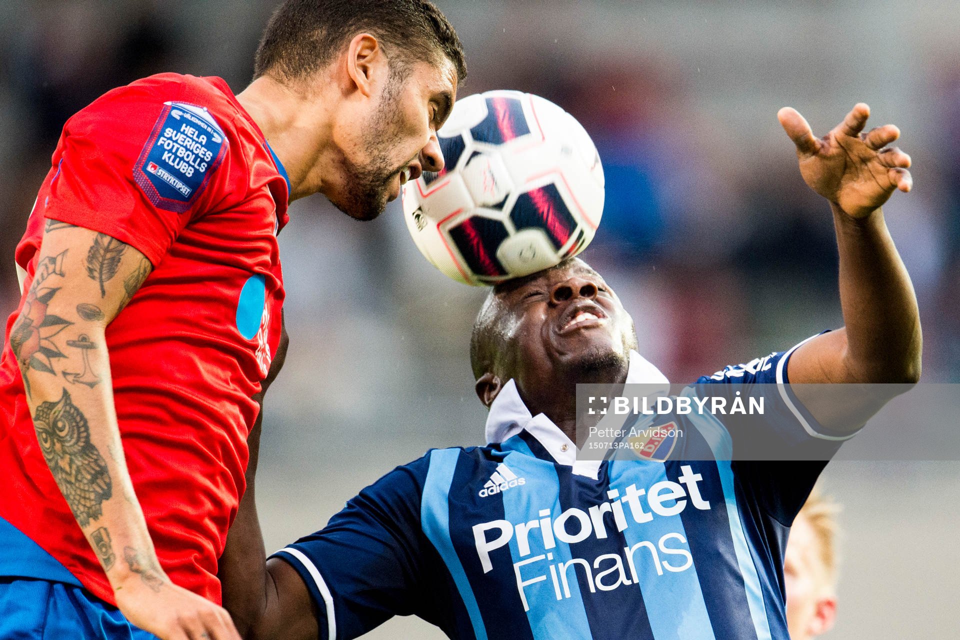 Helsingborgs Victor Palsson i nickduell med Djurgårdens