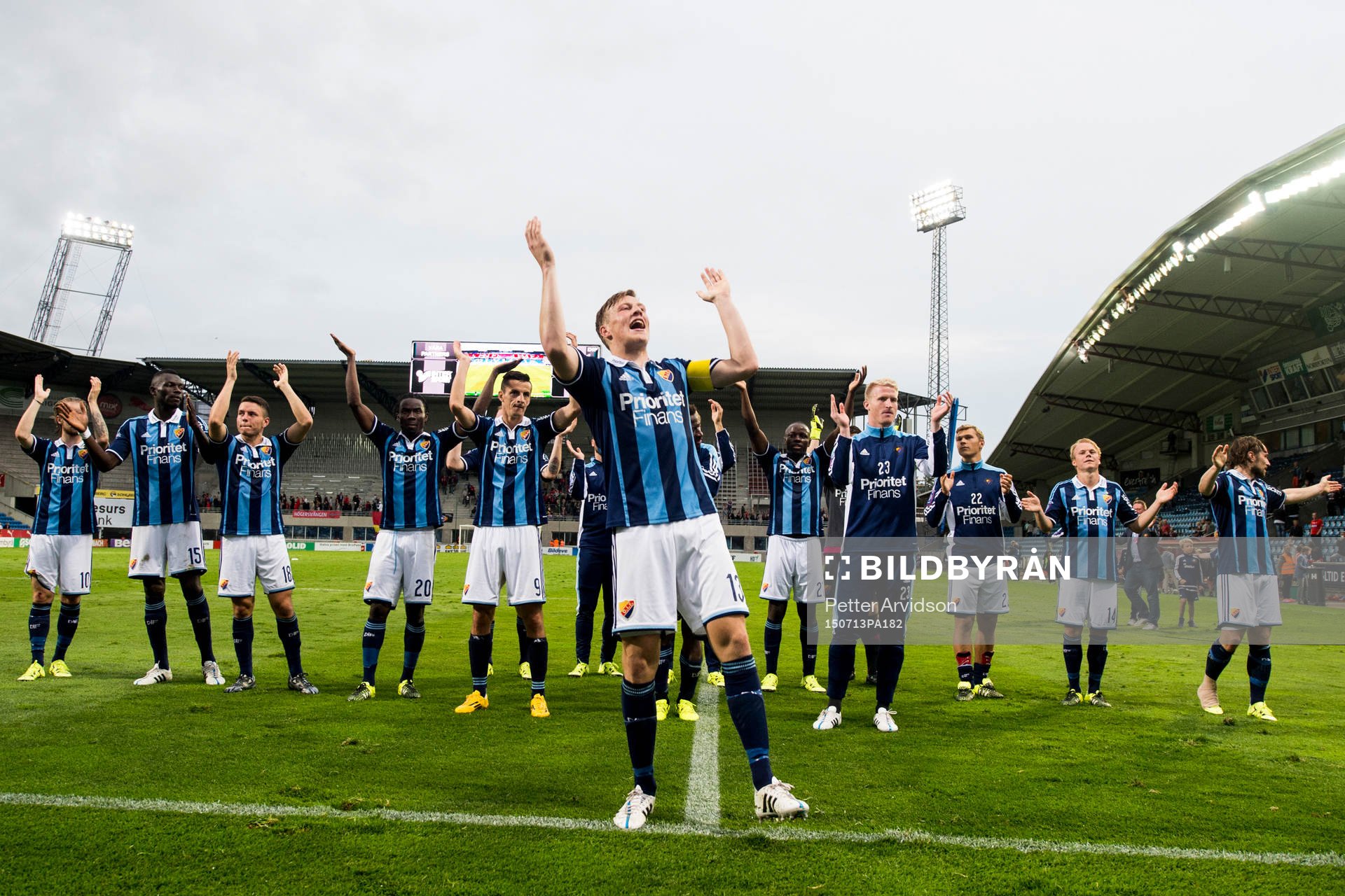 Djurgårdens spelare med Emil Bergström längst fram jublar