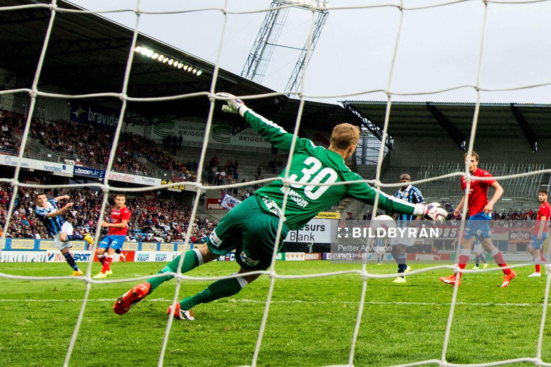 Djurgårdens Haris Radetinac (tv) testar skott mot