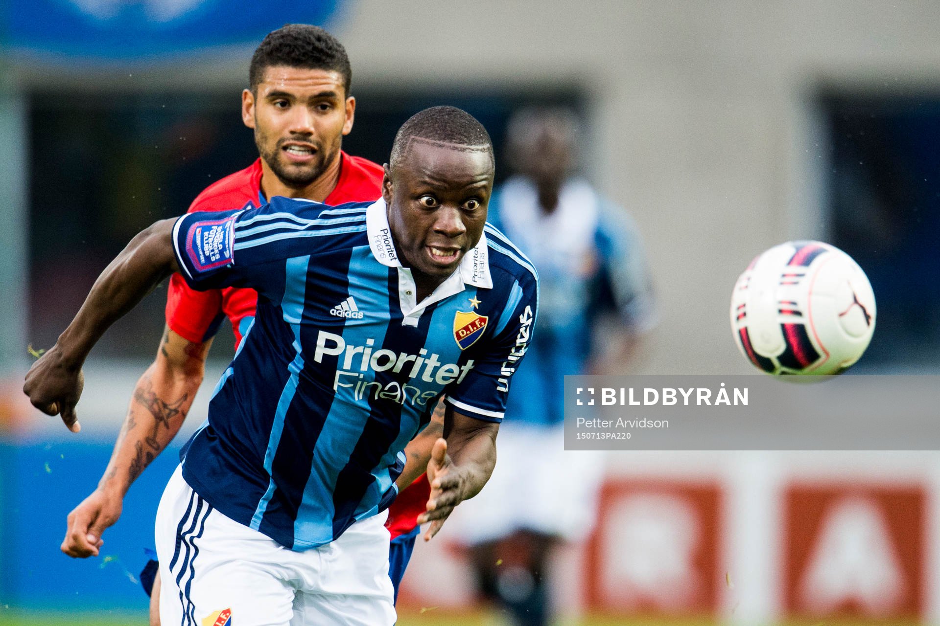 Djurgårdens Nyasha Mushekwi och Helsingborgs Victor Palsson