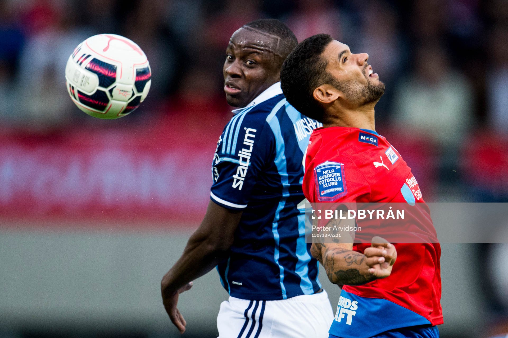 Djurgårdens Nyasha Mushekwi och Helsingborgs Victor Palsson