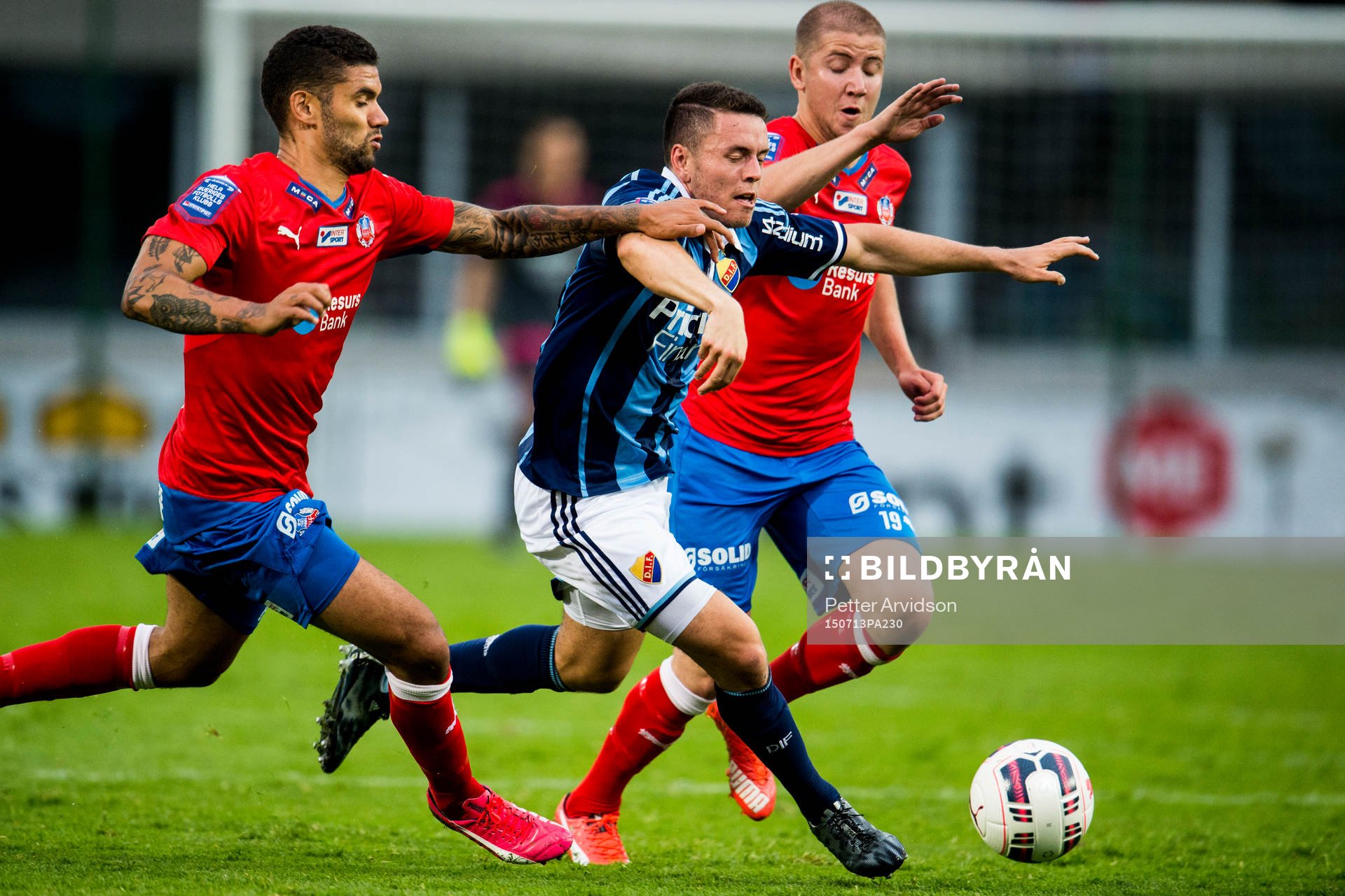 Djurgårdens Kerim Mrabti tar sig förbi Helsingborgs