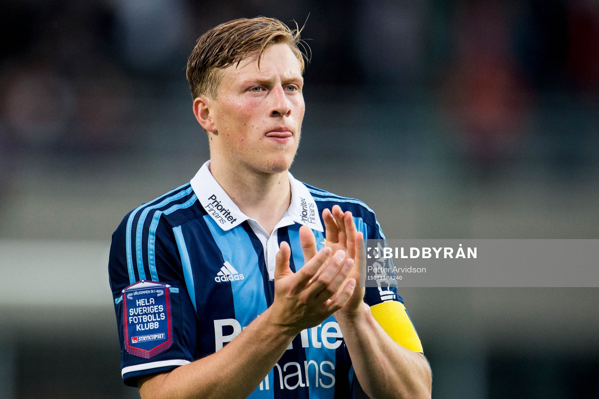 Djurgårdens Emil Bergström tackar publiken efter fotbollsmatchen i Allsvenskan mellan Helsingborg och Djurgården den 13 juli 2015 i Helsingborg.