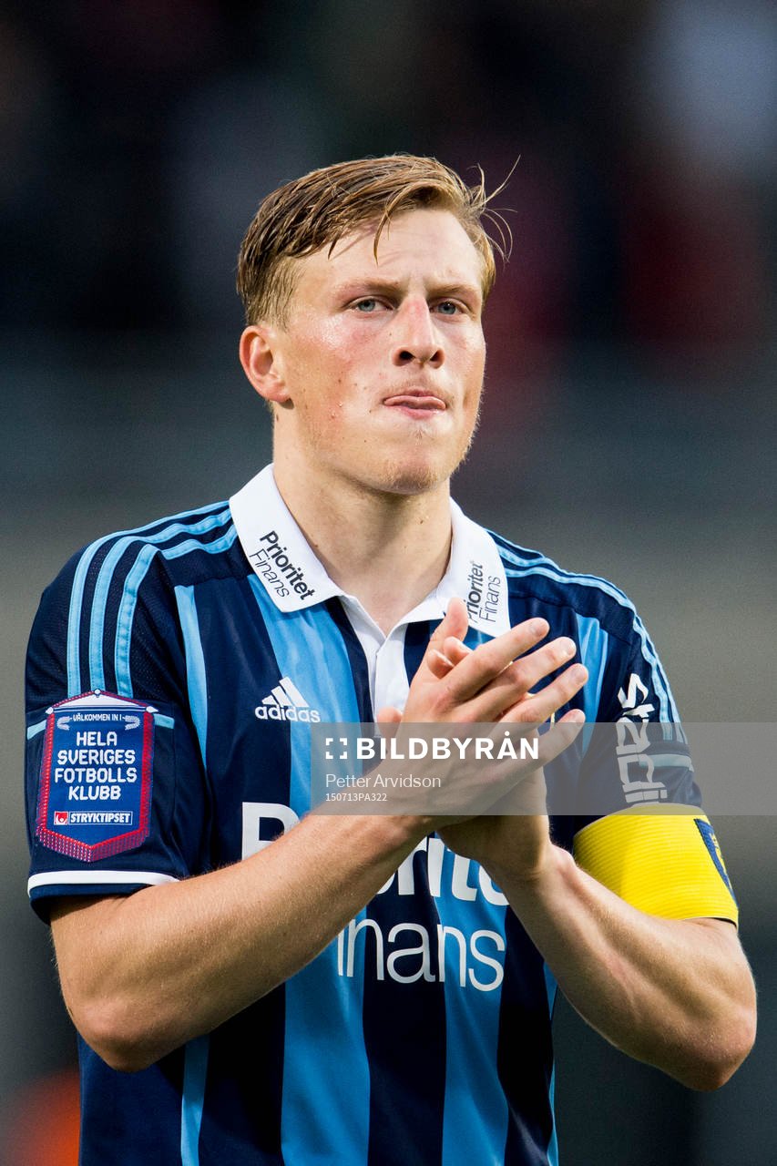 Djurgårdens Emil Bergström tackar publiken efter fotbollsmatchen i Allsvenskan mellan Helsingborg och Djurgården den 13 juli 2015 i Helsingborg.