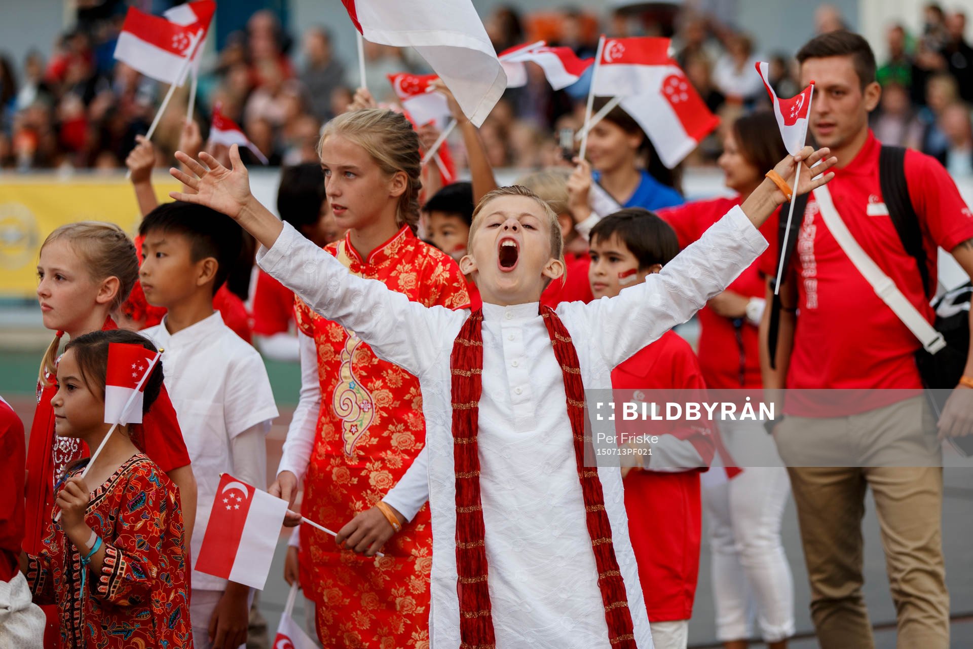 En pojke från Singapore jublar