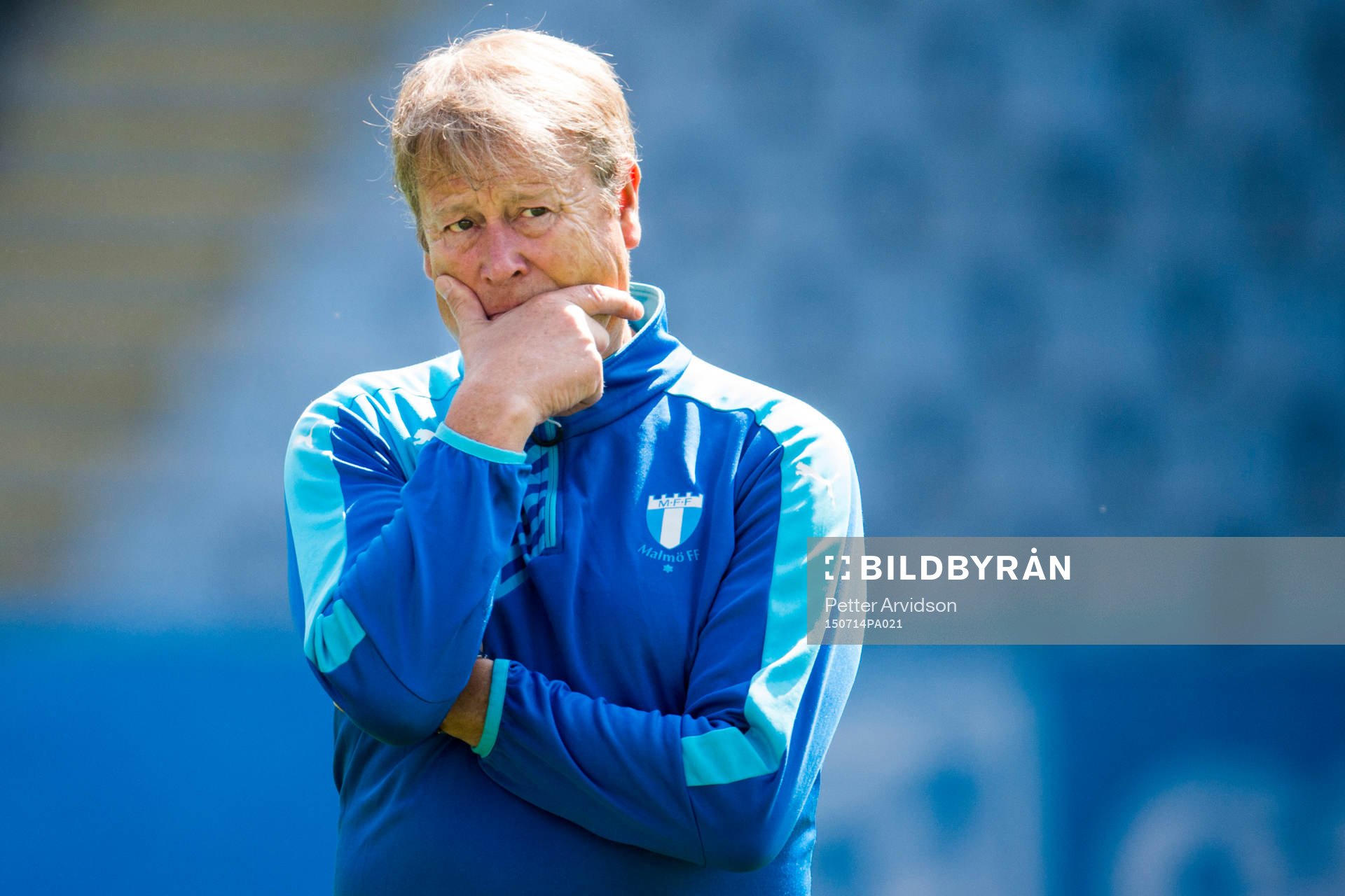 Tränare Åge Hareide ser bekymrad ut