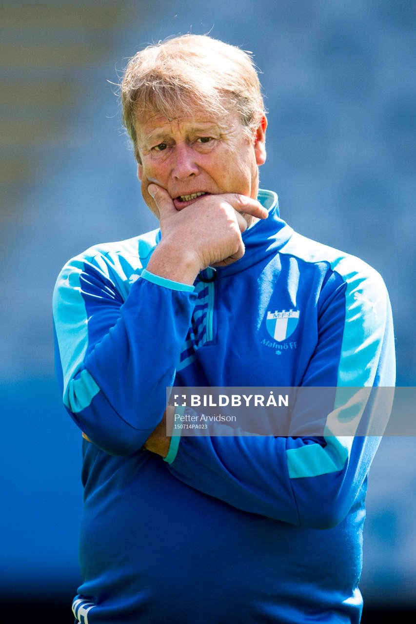 Tränare Åge Hareide ser bekymrad ut