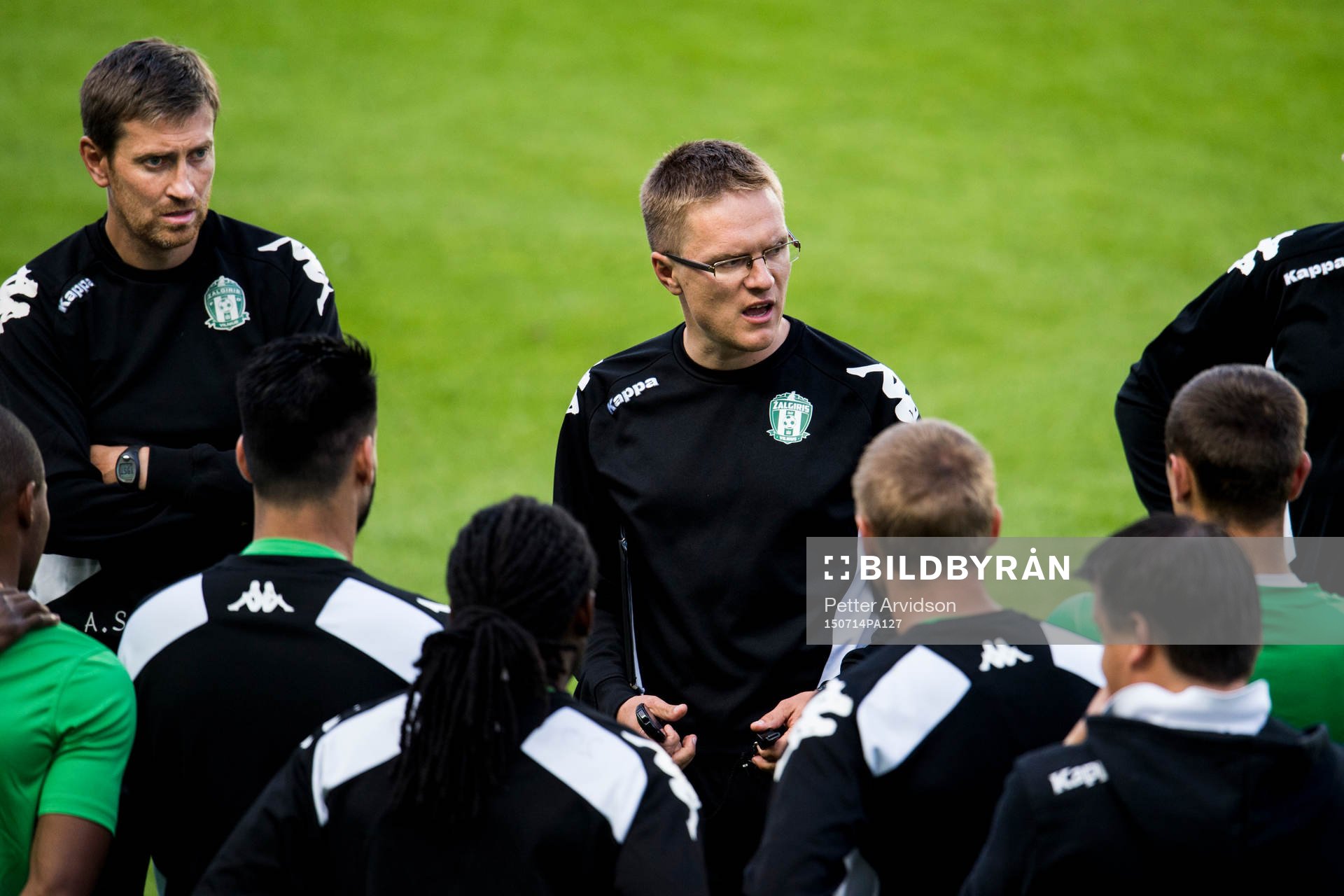 Tränare Valdas Dambrauskas (m) pratar med spelarna