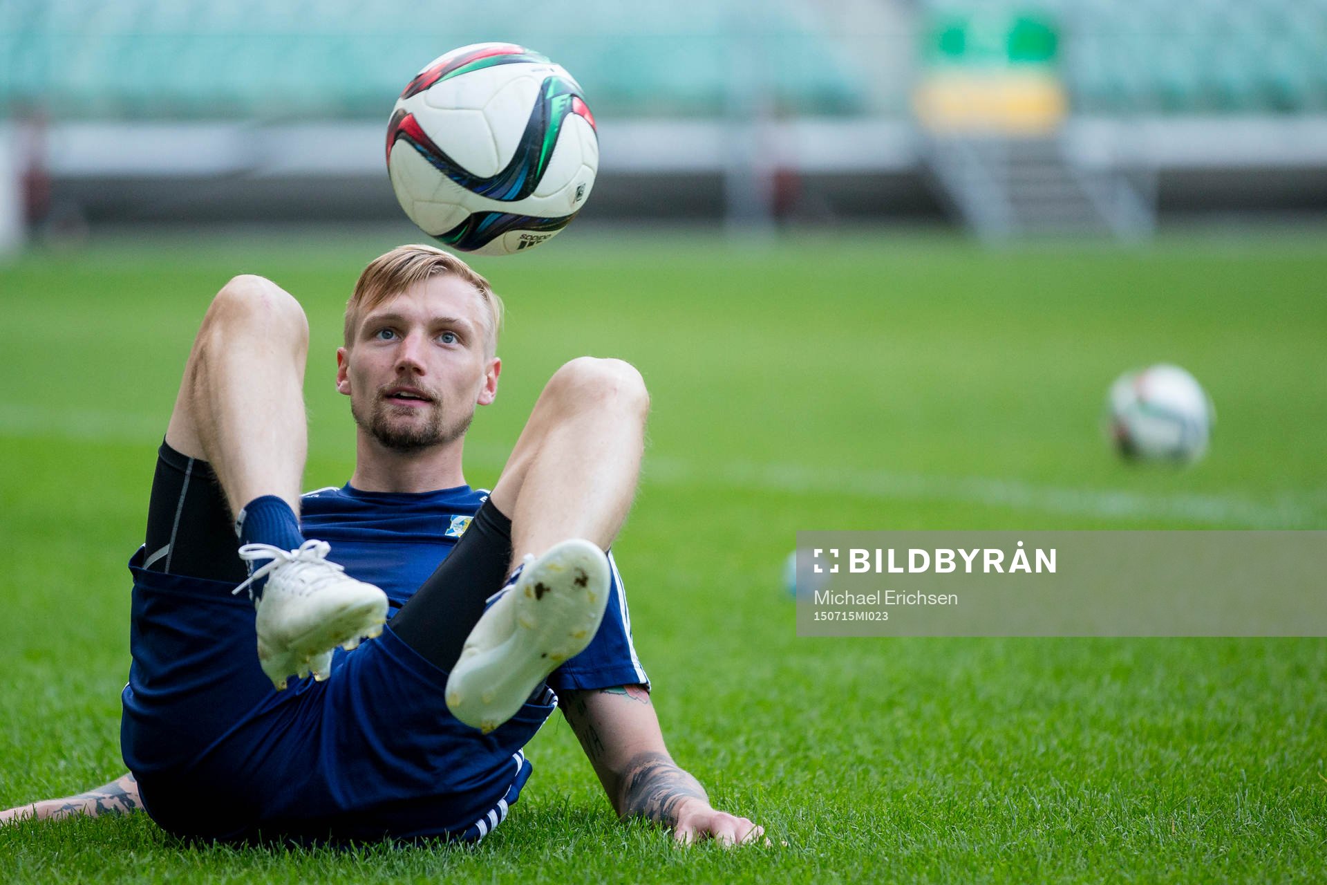 IFK Göteborgs Sebastian Eriksson tricksar med bollen under en träning med IFK Göteborg inför fotbollsmatchen i kvalet till Europa League mellan Slask Wroclaw och IFK Göteborg den 15 juli 2015 i Wroclaw