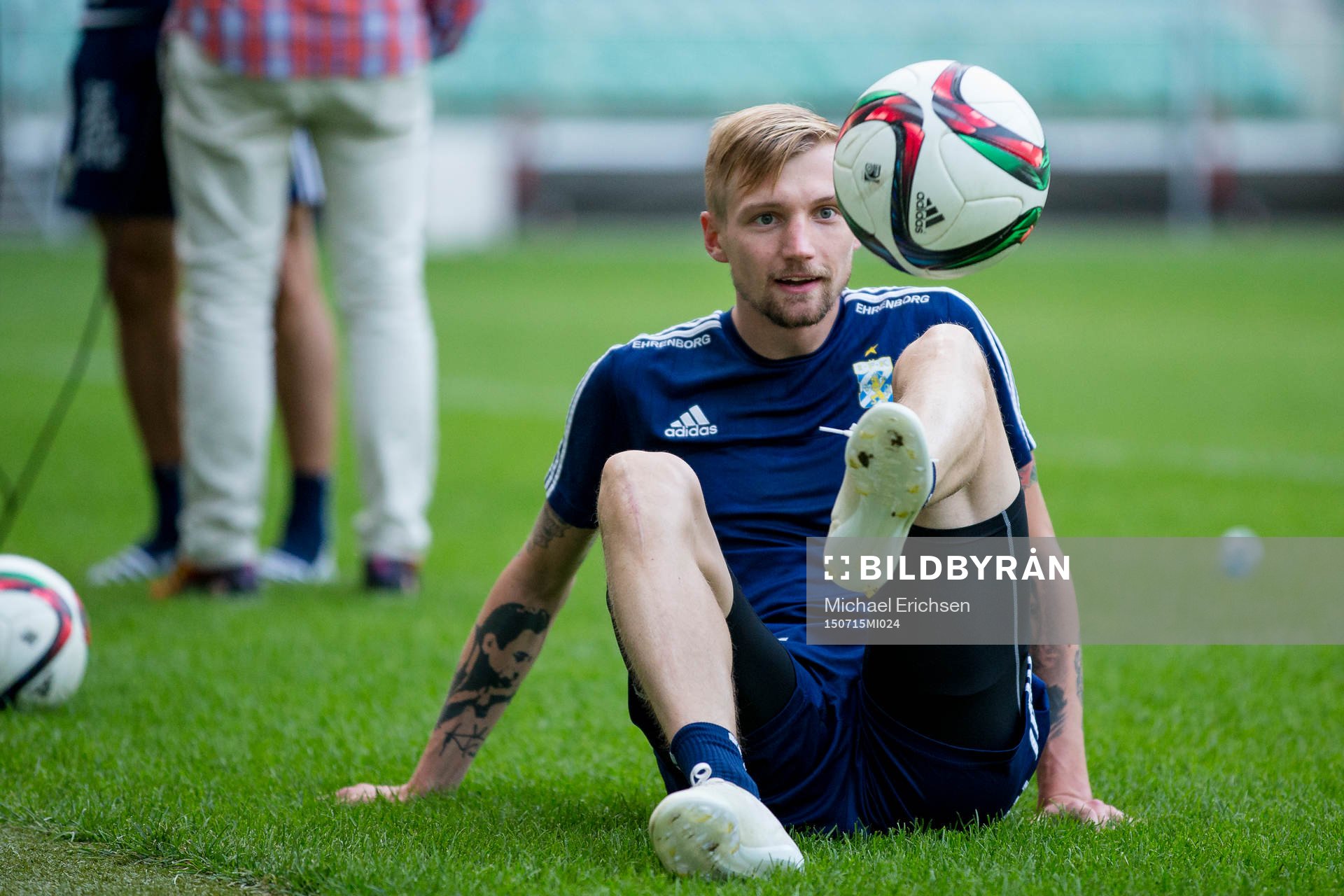 IFK Göteborgs Sebastian Eriksson tricksar med bollen under en träning med IFK Göteborg inför fotbollsmatchen i kvalet till Europa League mellan Slask Wroclaw och IFK Göteborg den 15 juli 2015 i Wroclaw