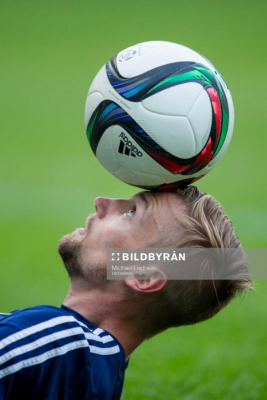 IFK Göteborgs Sebastian Eriksson tricksar med bollen under en träning med IFK Göteborg inför fotbollsmatchen i kvalet till Europa League mellan Slask Wroclaw och IFK Göteborg den 15 juli 2015 i Wroclaw