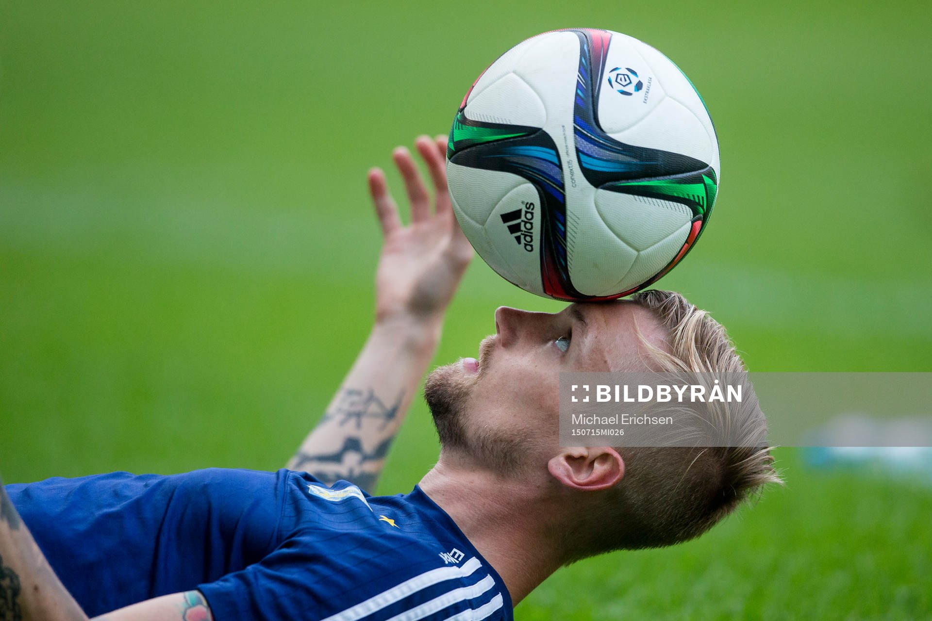 IFK Göteborgs Sebastian Eriksson tricksar med bollen under en träning med IFK Göteborg inför fotbollsmatchen i kvalet till Europa League mellan Slask Wroclaw och IFK Göteborg den 15 juli 2015 i Wroclaw