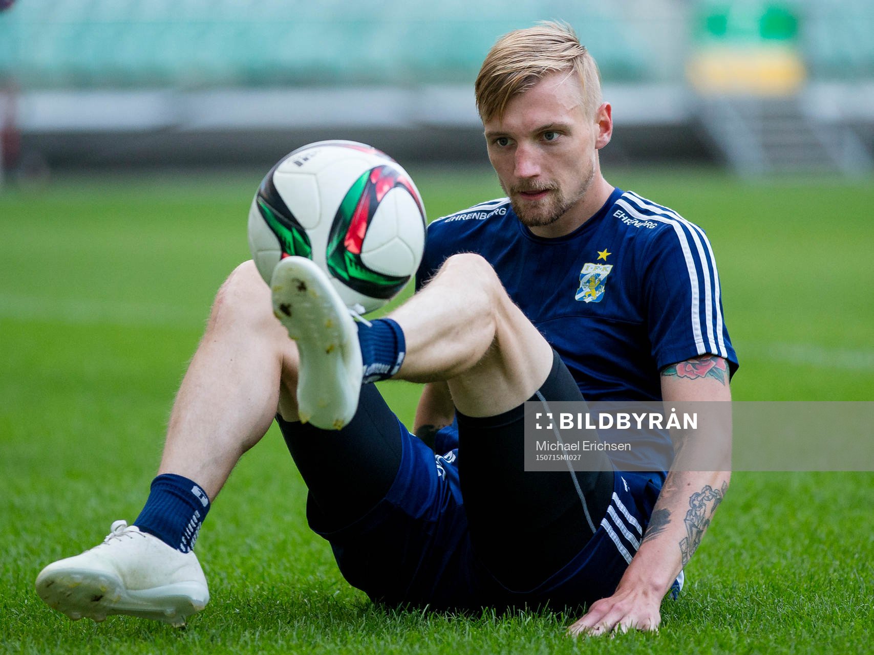 IFK Göteborgs Sebastian Eriksson tricksar med bollen under en träning med IFK Göteborg inför fotbollsmatchen i kvalet till Europa League mellan Slask Wroclaw och IFK Göteborg den 15 juli 2015 i Wroclaw