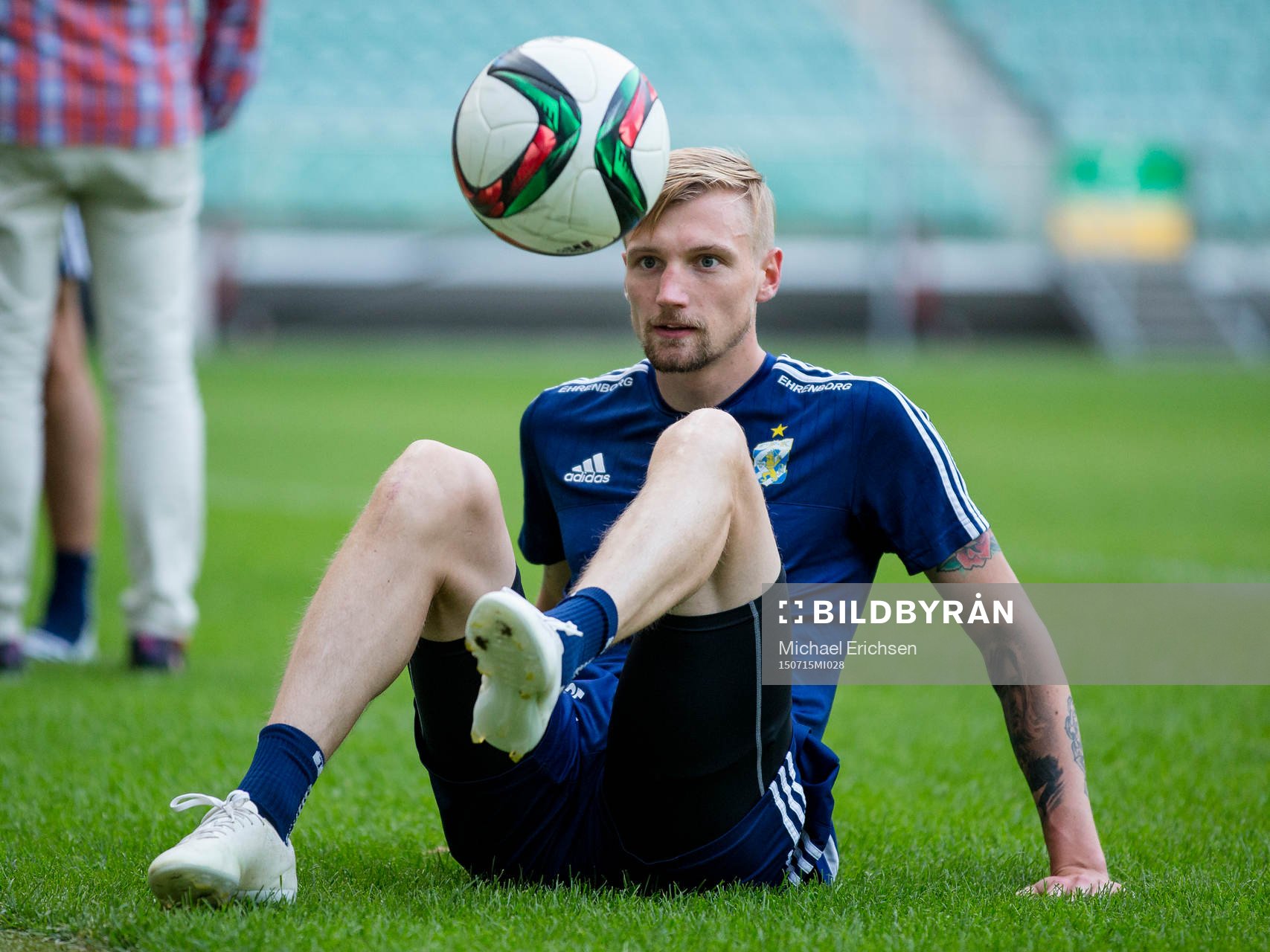 IFK Göteborgs Sebastian Eriksson tricksar med bollen under en träning med IFK Göteborg inför fotbollsmatchen i kvalet till Europa League mellan Slask Wroclaw och IFK Göteborg den 15 juli 2015 i Wroclaw